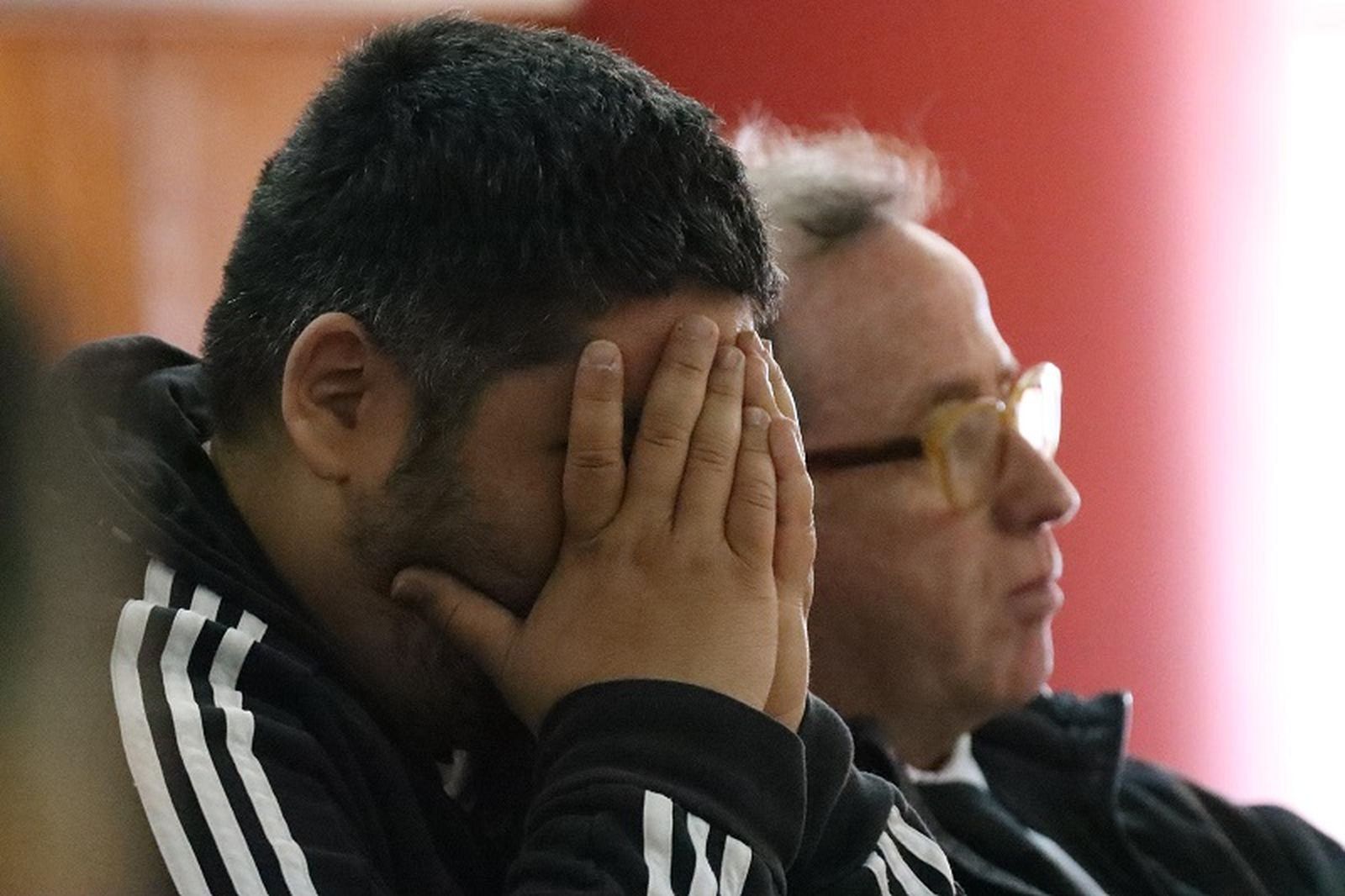 El acusado, con las manos en el rostro, acompañado de su abogado. / FOTO REDUAN