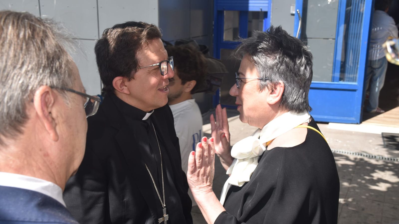 El administrador apostólico de Cádiz y Ceuta, Ramón Valdivia, conversa con Toñi Palomo y Juan Vivas durante su visita al centro de menores 'La Esperanza'