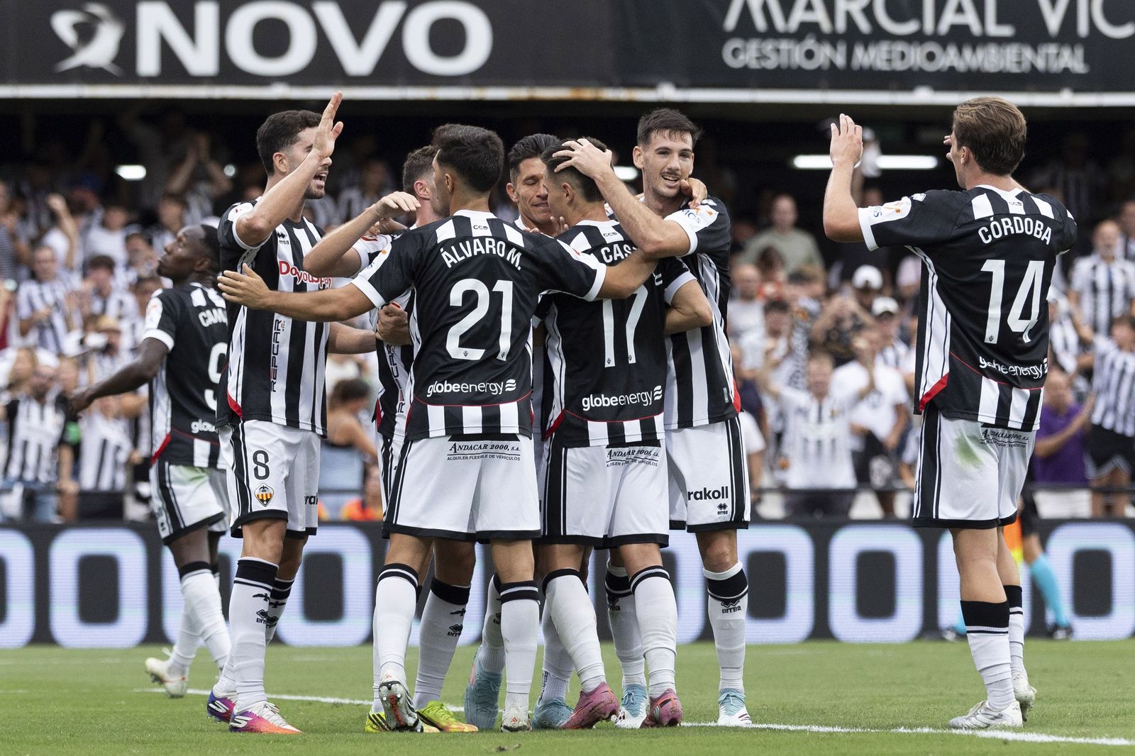 Los jugadores del Castellón celebran uno de sus goles de la jornada
