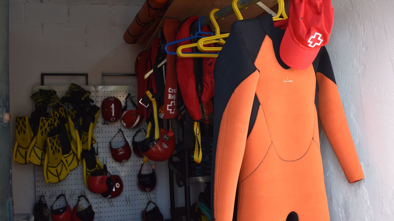Interior de la base del equipo de Salvamento Marítimo de Cruz Roja en el puerto pesquero de Ceuta