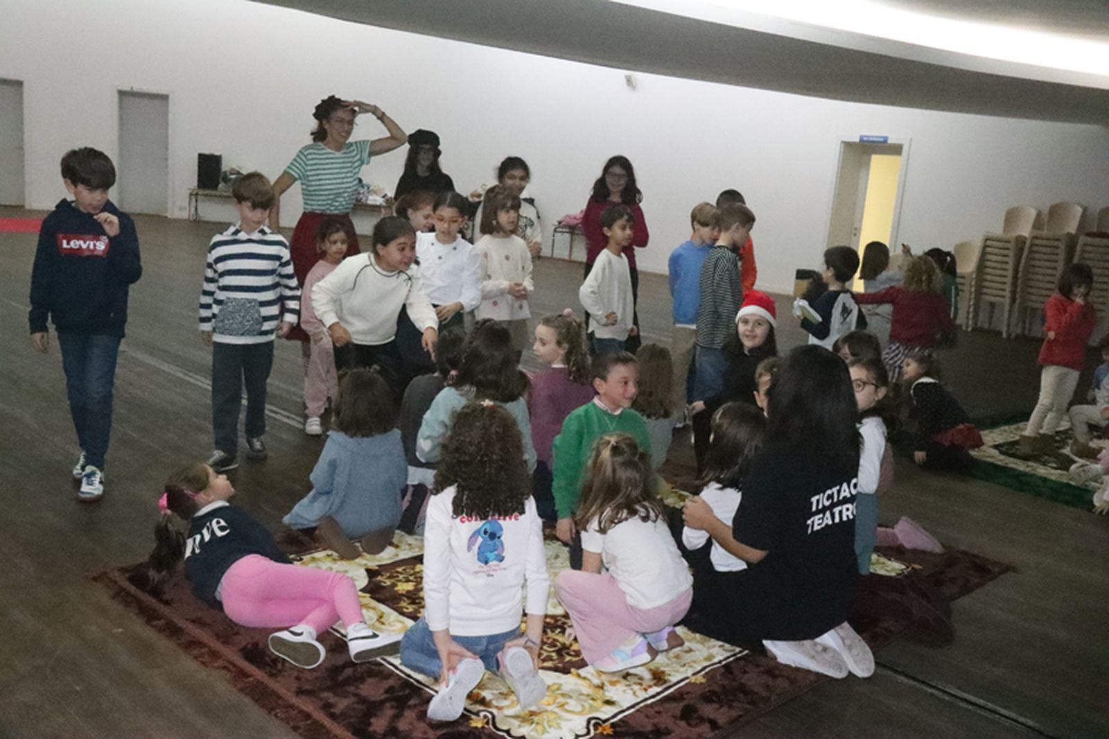 Niños y niñas disfrutan de los talleres artísticos organizados por Olga Martí. / FOTO REDUAN