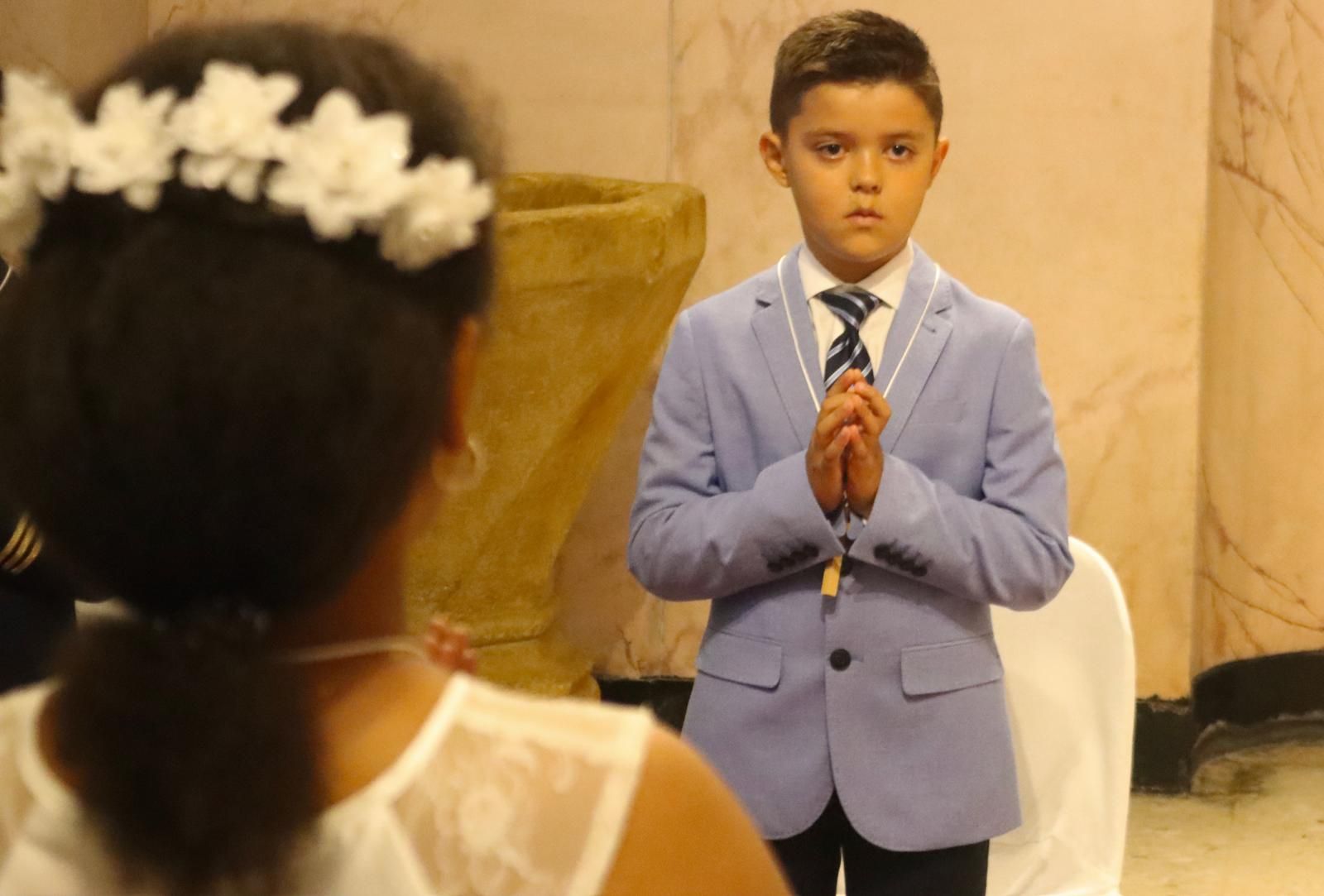 El vicario oficia comuniones en el Santuario de la Virgen de África