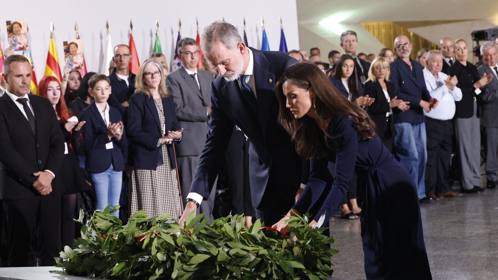 Los Reyes depositan una corona de flores Los Reyes depositan una corona de flores