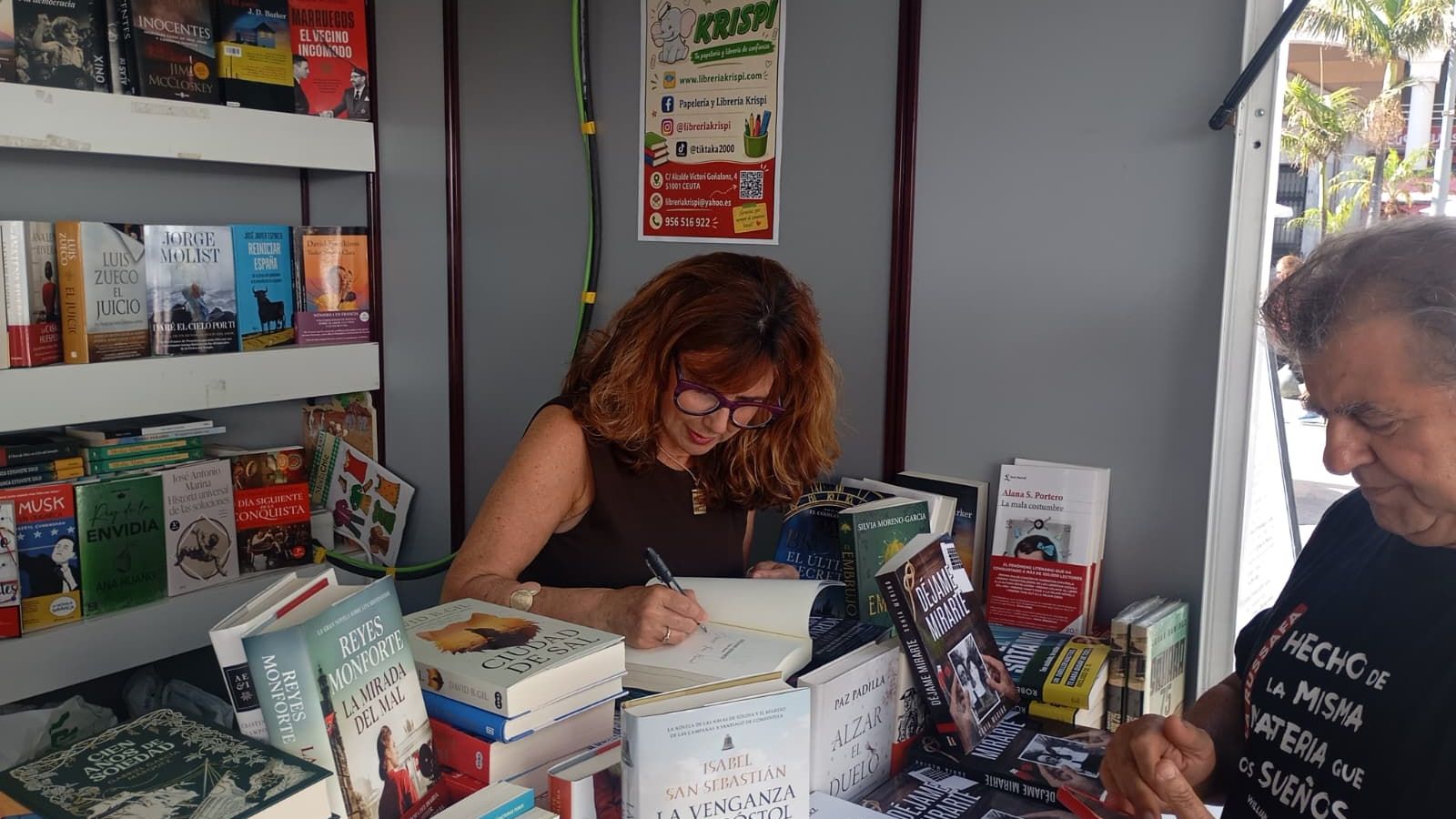 La escritora Sonia Merino firma ejemplares de su novela 'Déjame mirarte' en el stand de Krispi