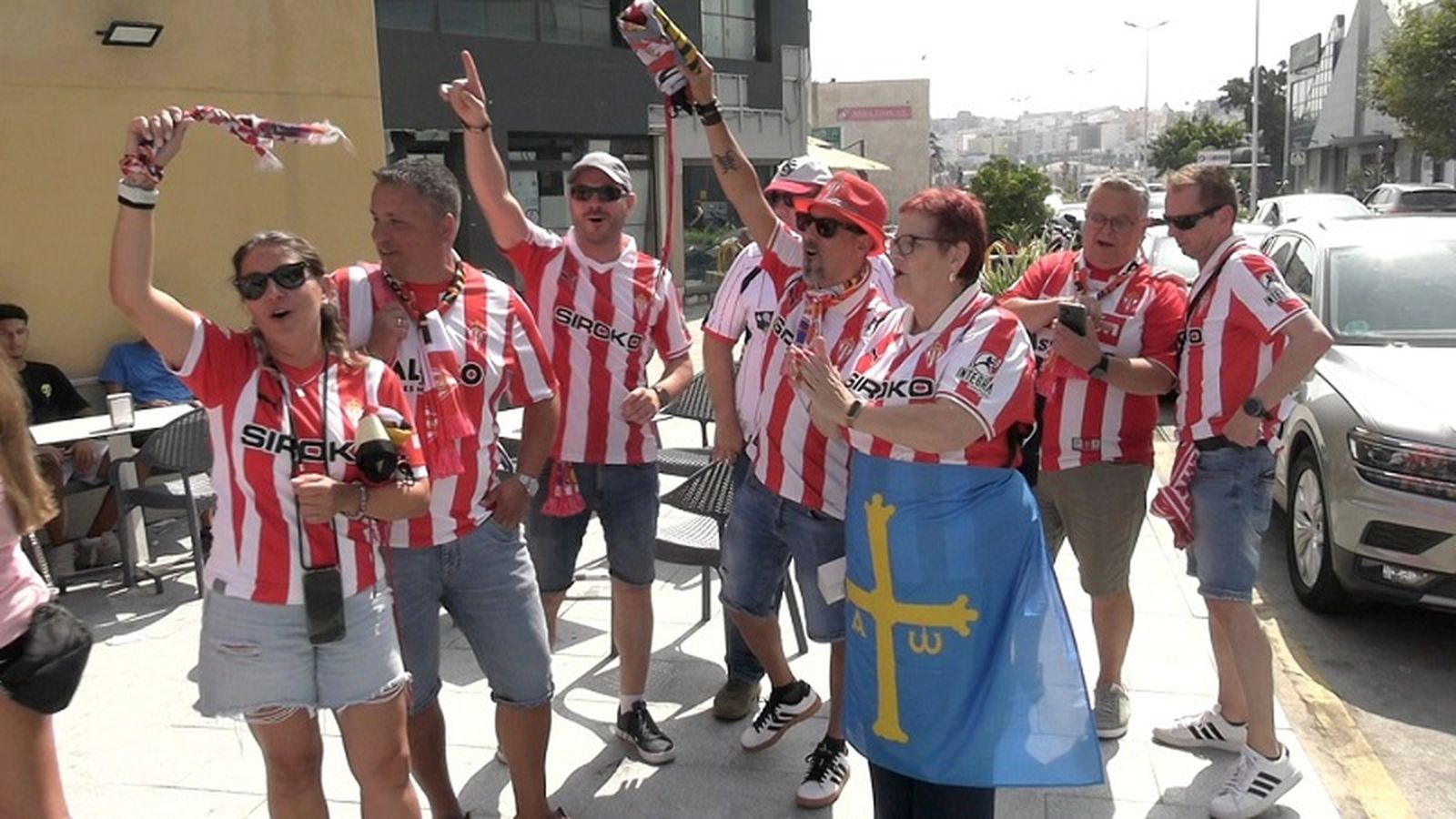 Aficionados sportinguistas en la Estación Marítima