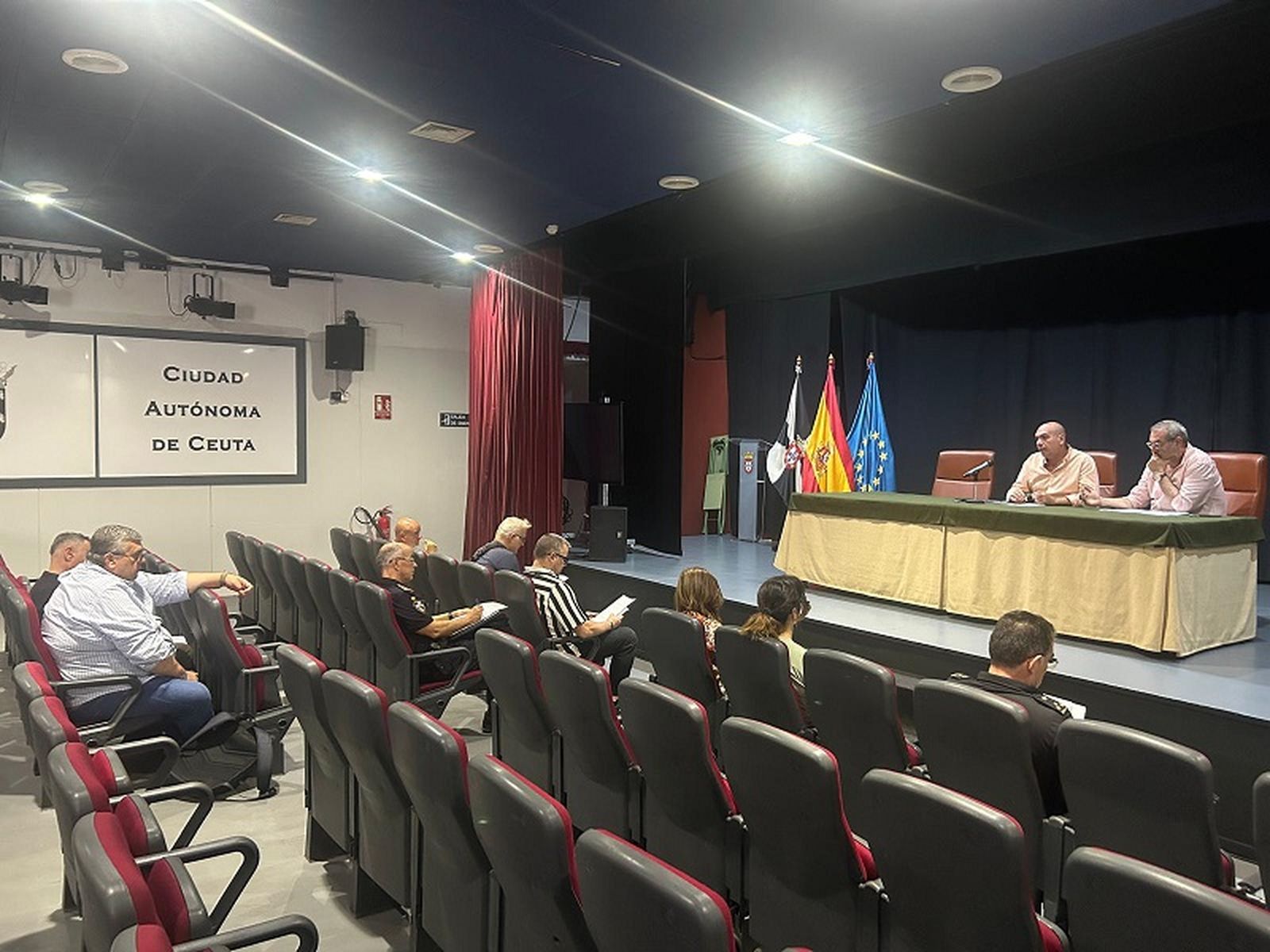 La reunión del área de Fiestas con los diferentes servicios que actuarán en la feria. / FOTO CEDIDA