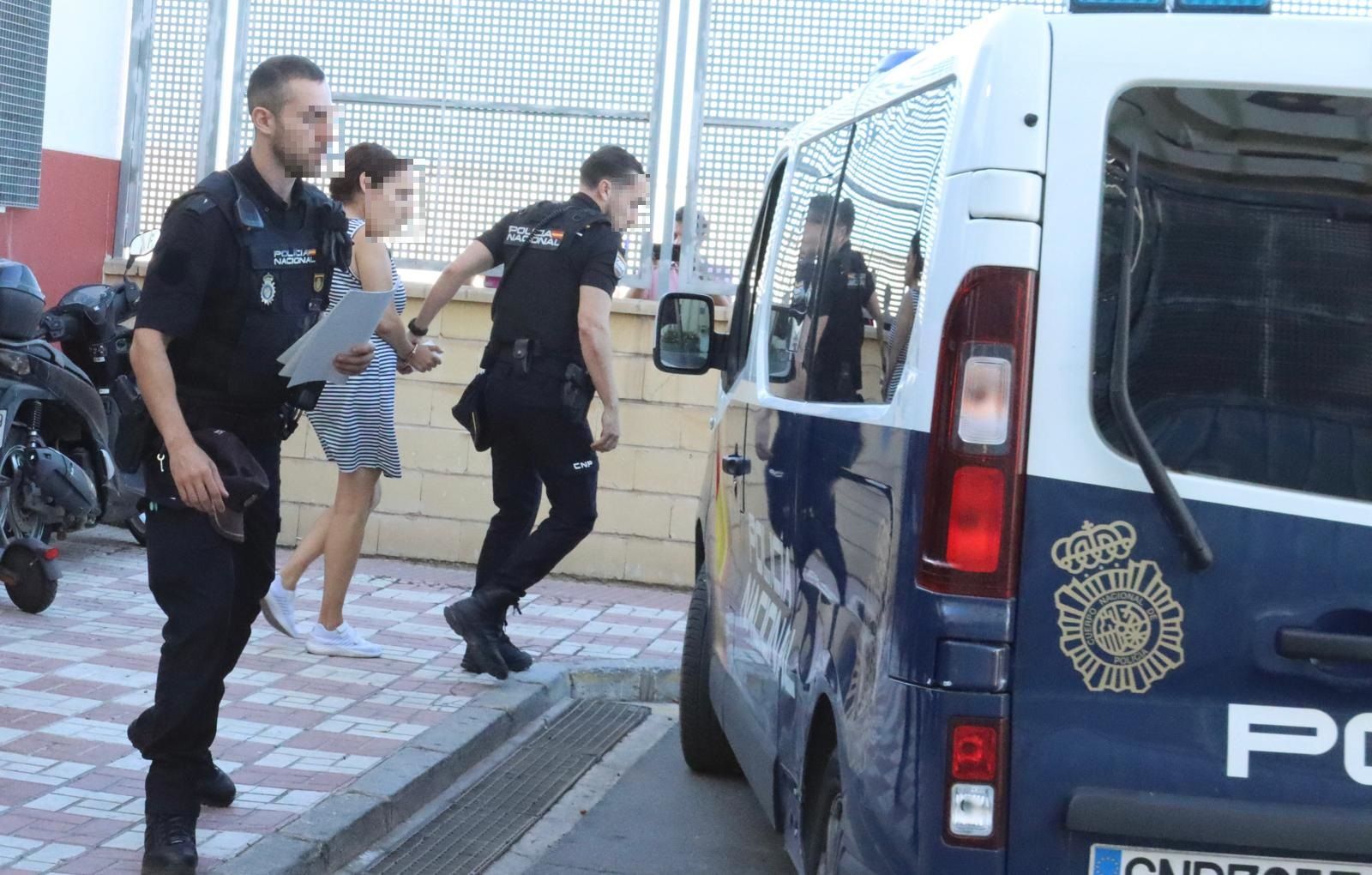 Los tres detenidos por la muerte del recién nacido vuelven a los Juzgados desde los calabozos Los tres detenidos por la muerte del recién nacido vuelven a los Juzgados desde los calabozos