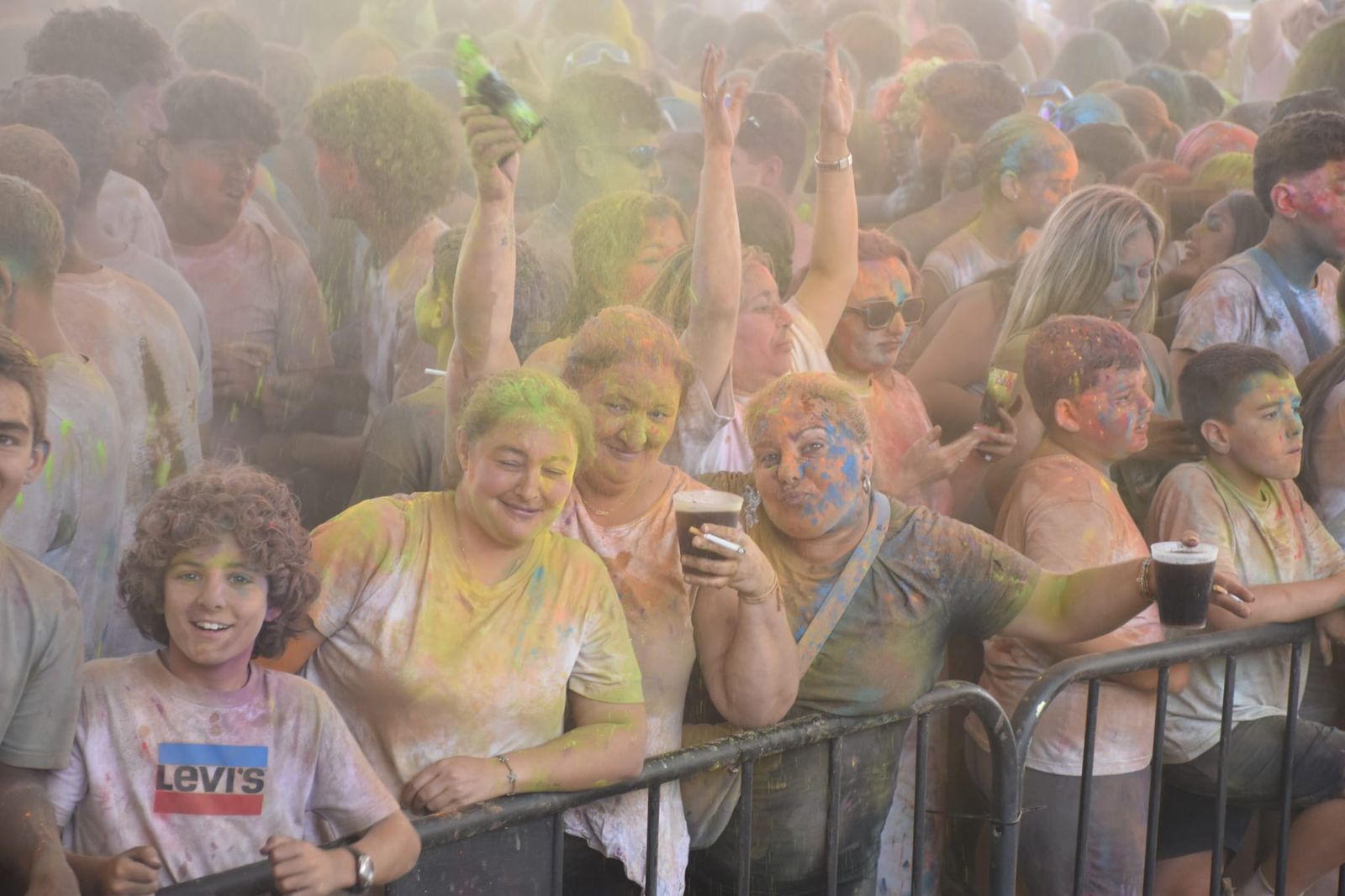 El Holi vuelve a teñir Ceuta de color por la solidaridad y el amor