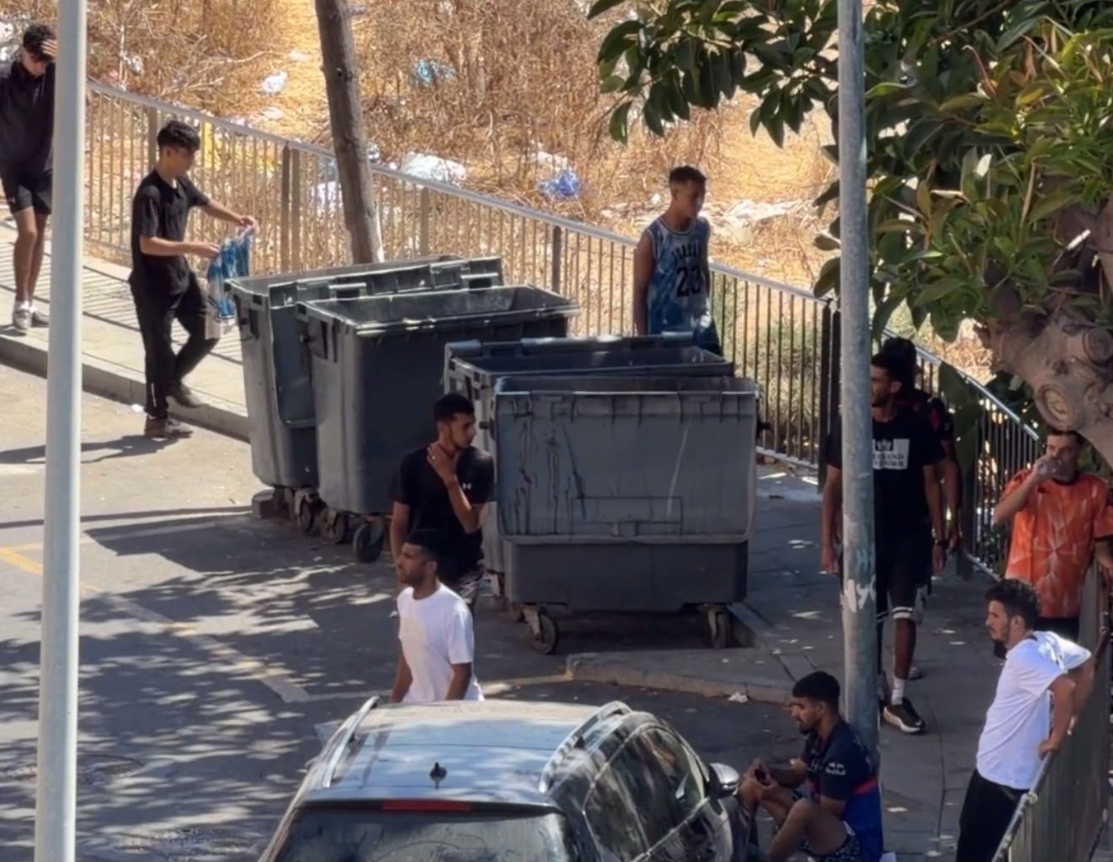 La periferia continúa invadida de migrantes ante la enorme "preocupación" de los vecinos