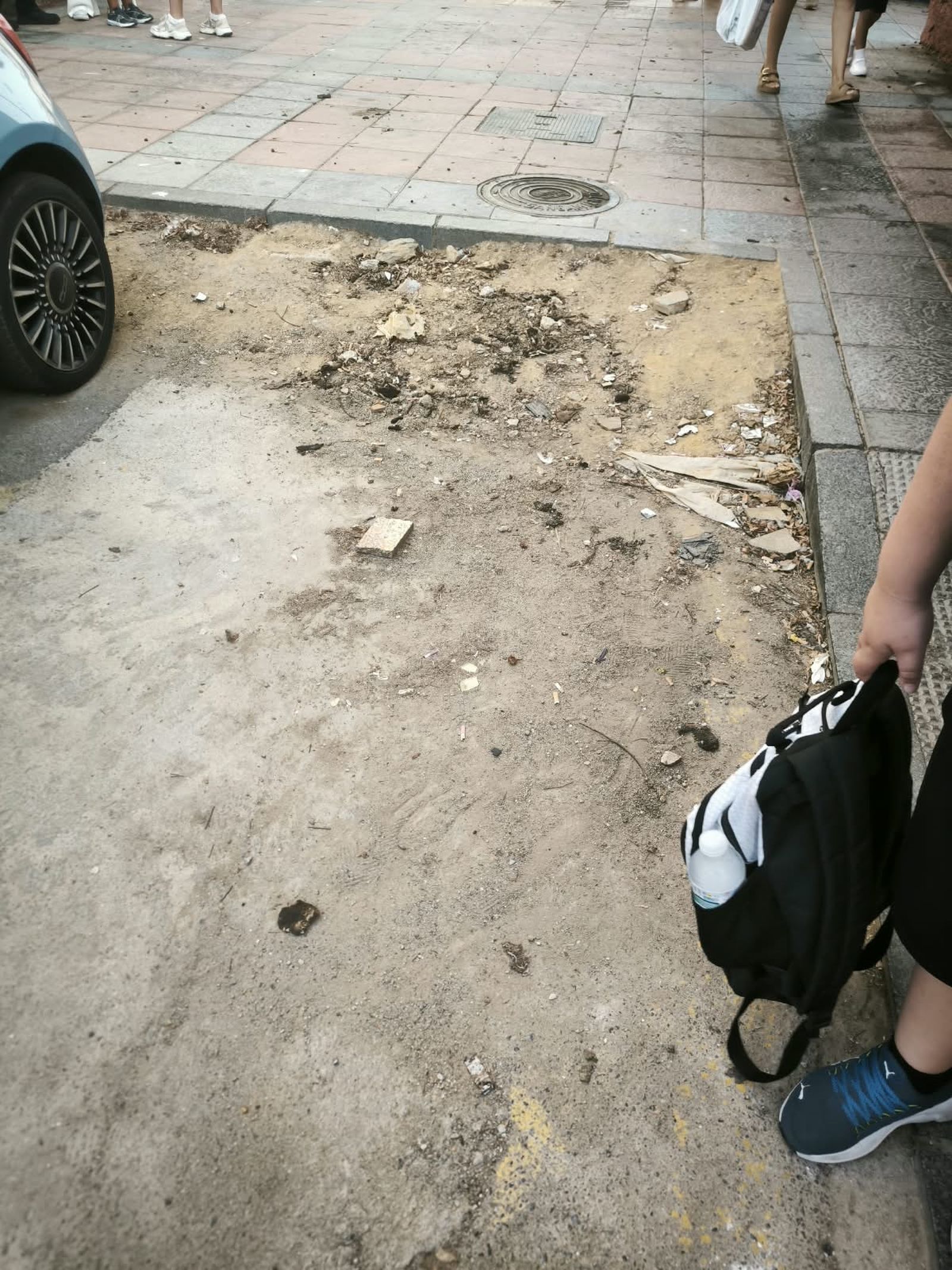 La entrada del centro educativo está completamente llena de heces y orina