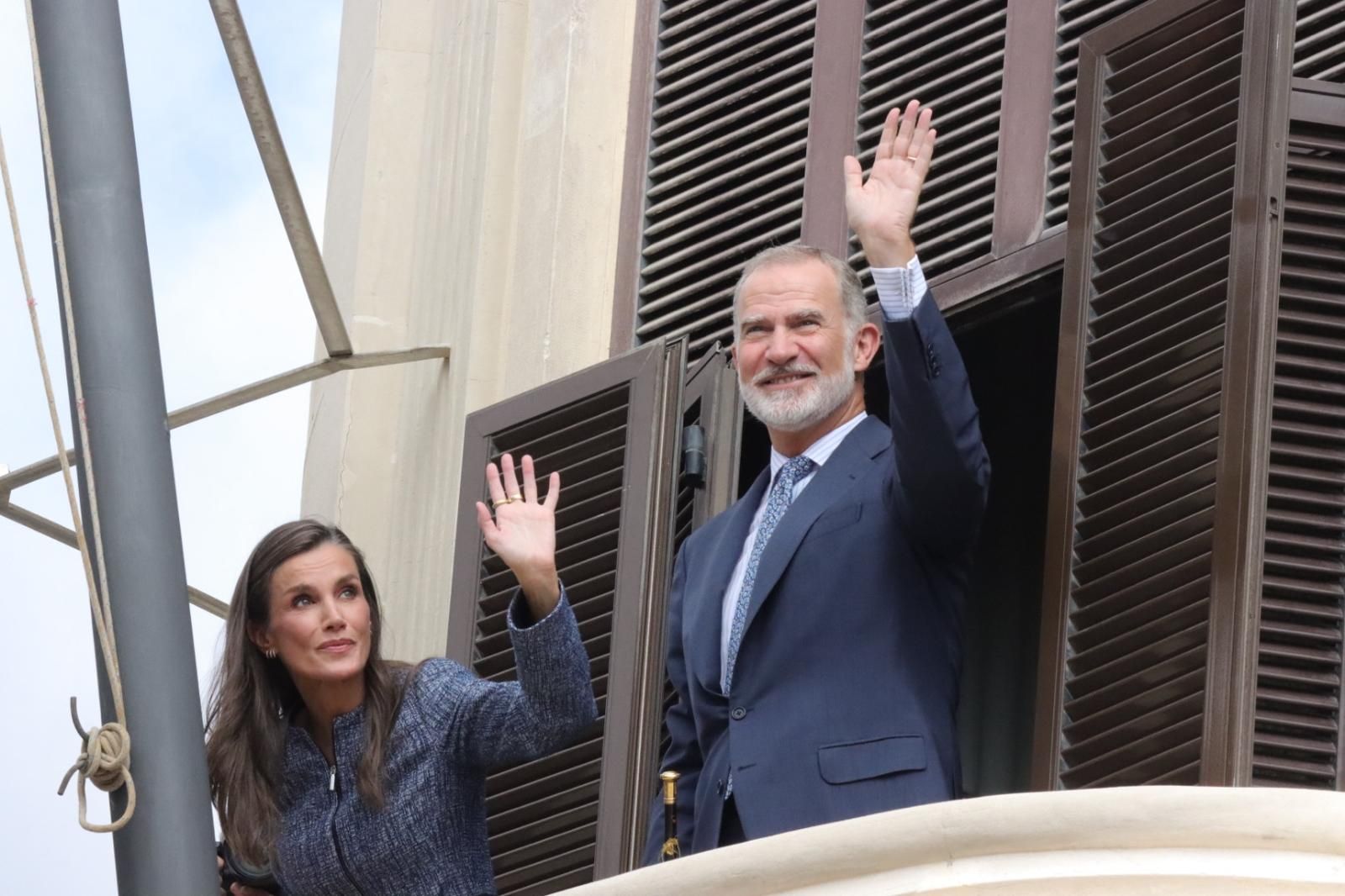 Los Reyes muestran su cercanía a los ceutíes nada más llegar a la ciudad