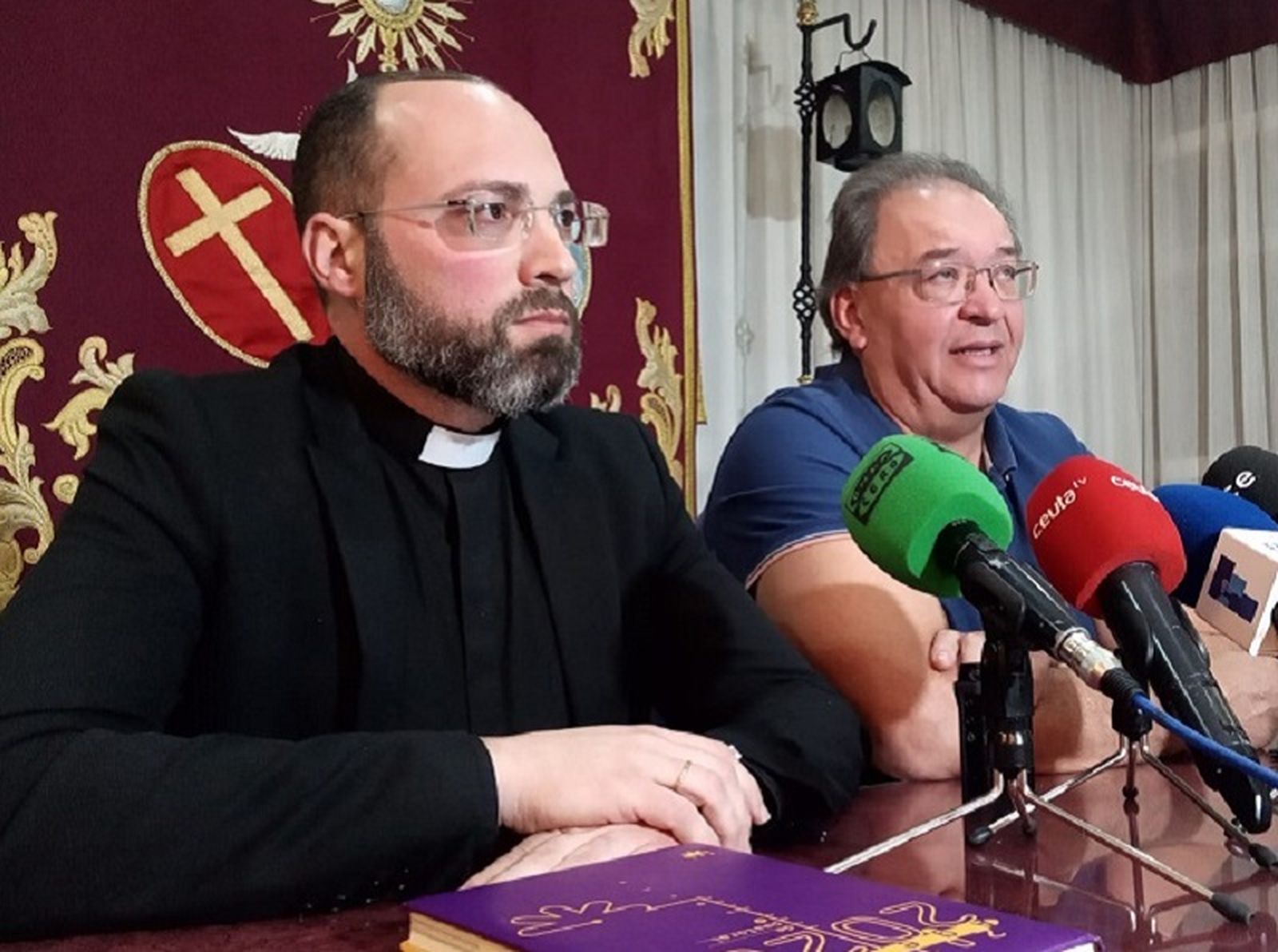 Jesús Bollit, presidente del Consejo de Hermandades, junto al vicario general de Ceuta, el padre Francisco Jesús Fernández Alcedo