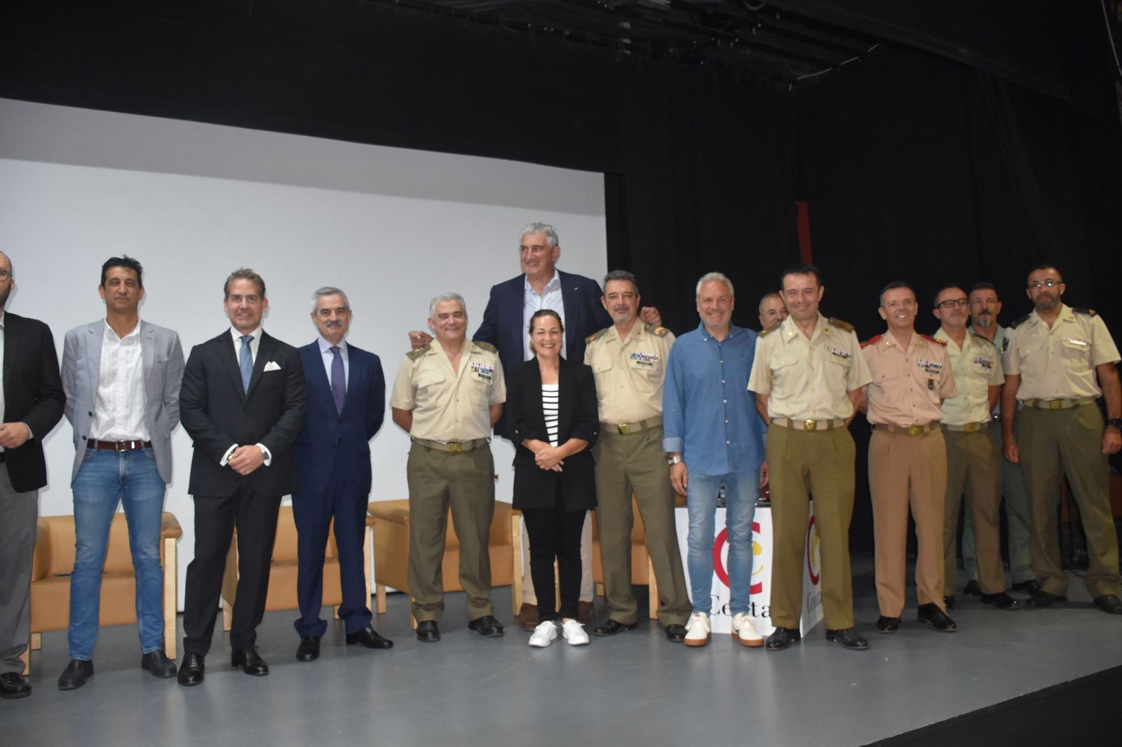 Organizadores y colaboradores del evento 'Talento 45+' junto a militares
