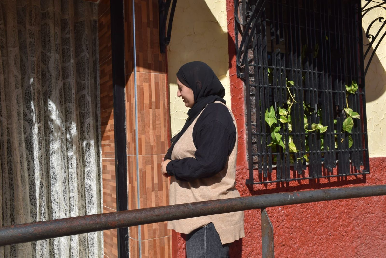 Una vecina de la Almadraba hace unos días