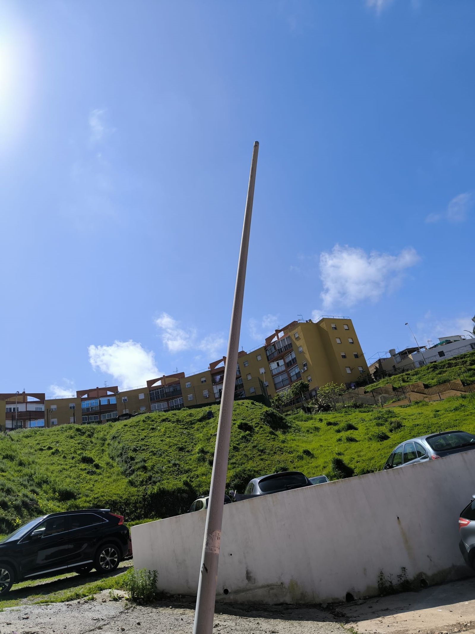 Una farola rota y doblada en Fuente Terrones