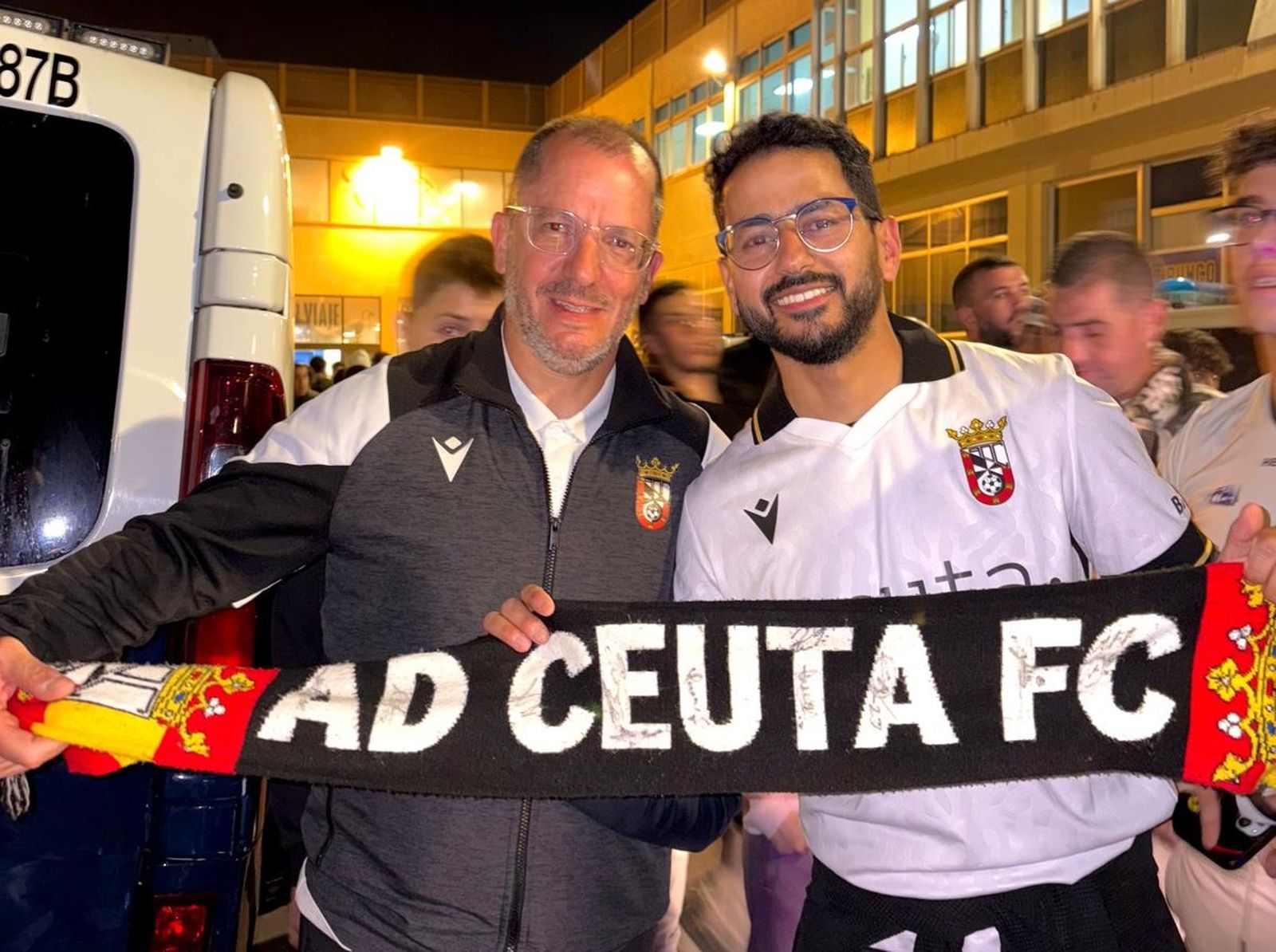 Mohamed Ben Zakour junto al técnico de la AD Ceuta, José Juan Romero.