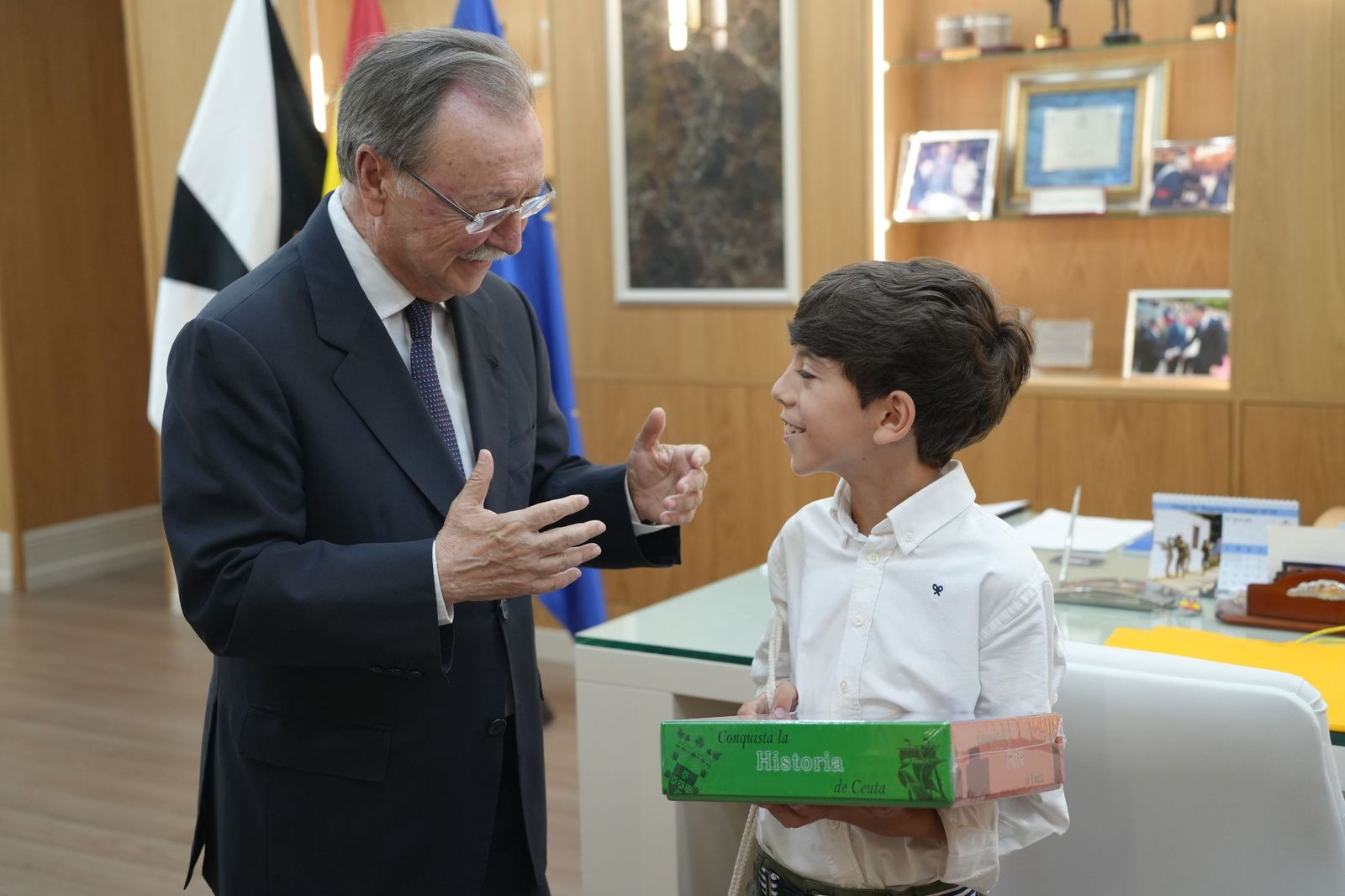 Vivas recibe a Manuel Santiago Siles, ganador del concurso escolar ¿Qué es un Rey para ti?
