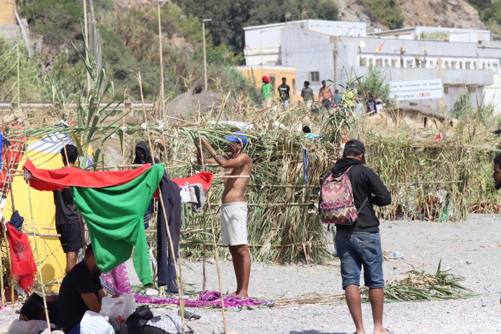 La Playa del Trampolín se llena de chozas como refugio de los migrantes