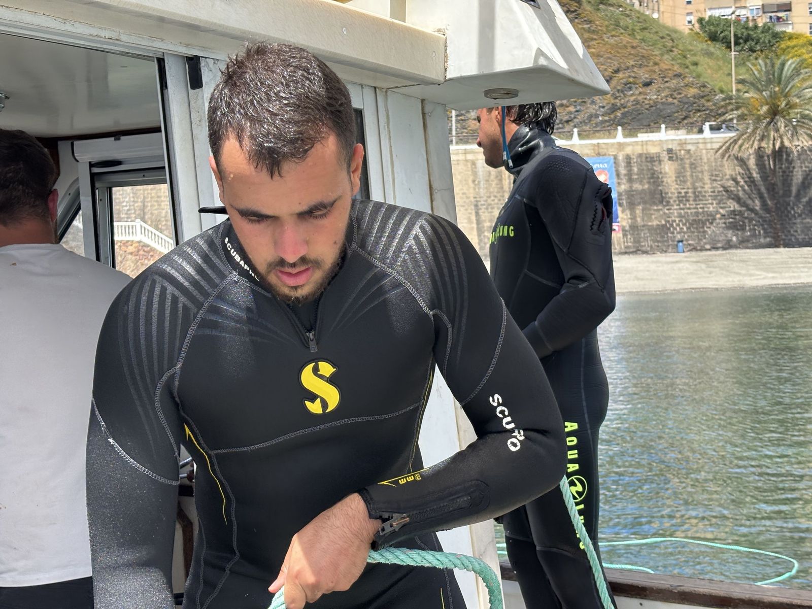 Ceuta blinda sus playas contra las medusas: el trabajo invisible que garantiza un verano seguro en el mar