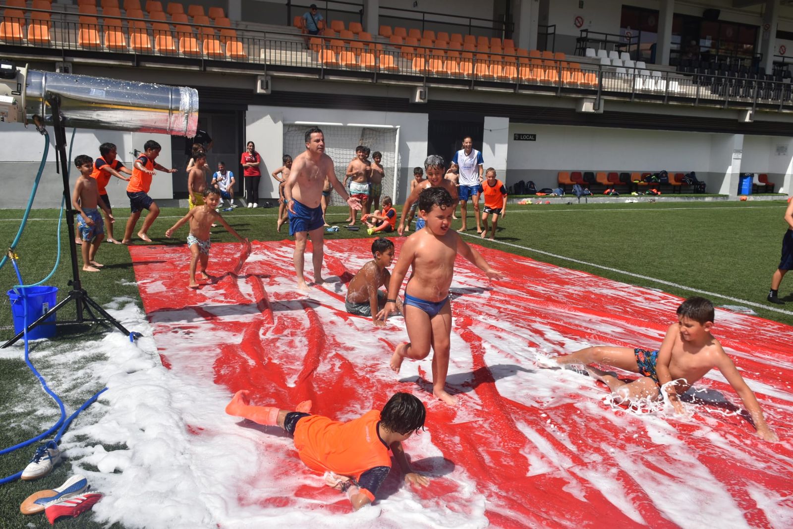 Fiesta de deporte, espuma y convivencia en el Campus de Verano ‘Emilio Cózar’