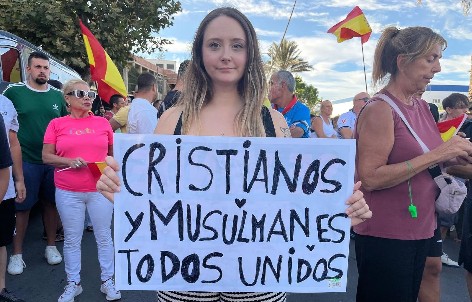 Una joven ceutí muestra un cartel por la convivencia en la manifestación del jueves en Benítez
