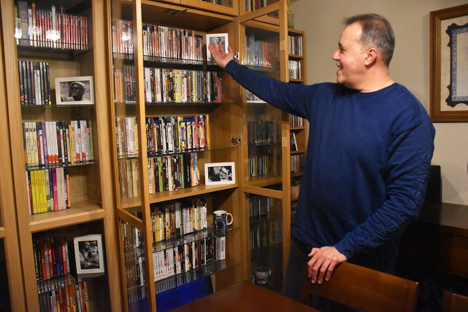 Morata señala a su biblioteca, ordenada por nacionalidades de los directores de las cintas. / FOTO G.S. Morata señala a su biblioteca, ordenada por nacionalidades de los directores de las cintas. / FOTO G.S.