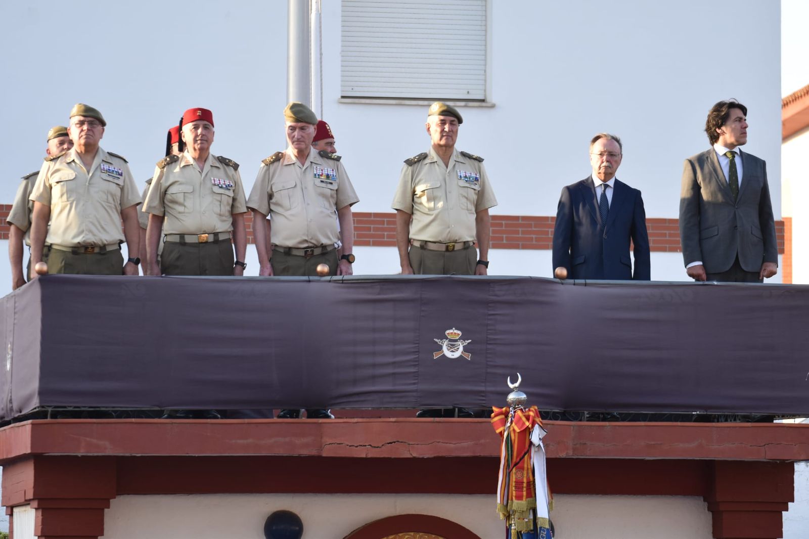 El acuartelamiento González-Tablas acoge una parada militar por el 115 aniversario de Regulares