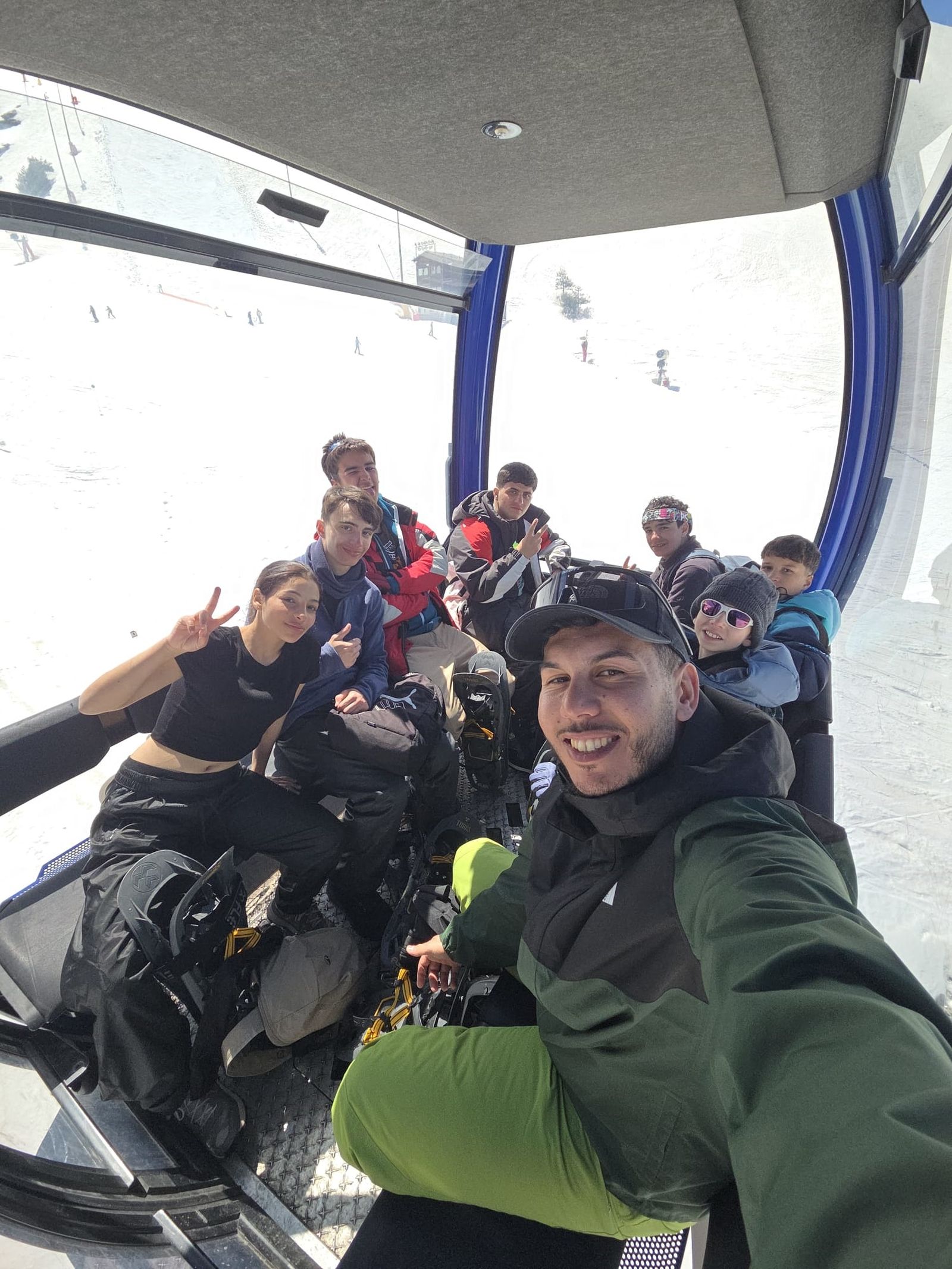 De Ceuta a la nieve: 80 jóvenes disfrutan de deporte, naturaleza y convivencia en Sierra Nevada