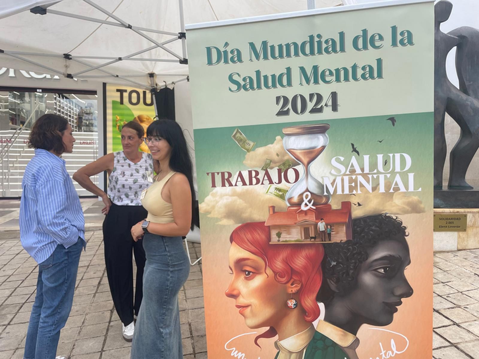 Carpa instalada por ACEFEP en el Revellín para conmemorar el Día Mundial de la Salud Mental. / FOTO REDUAN