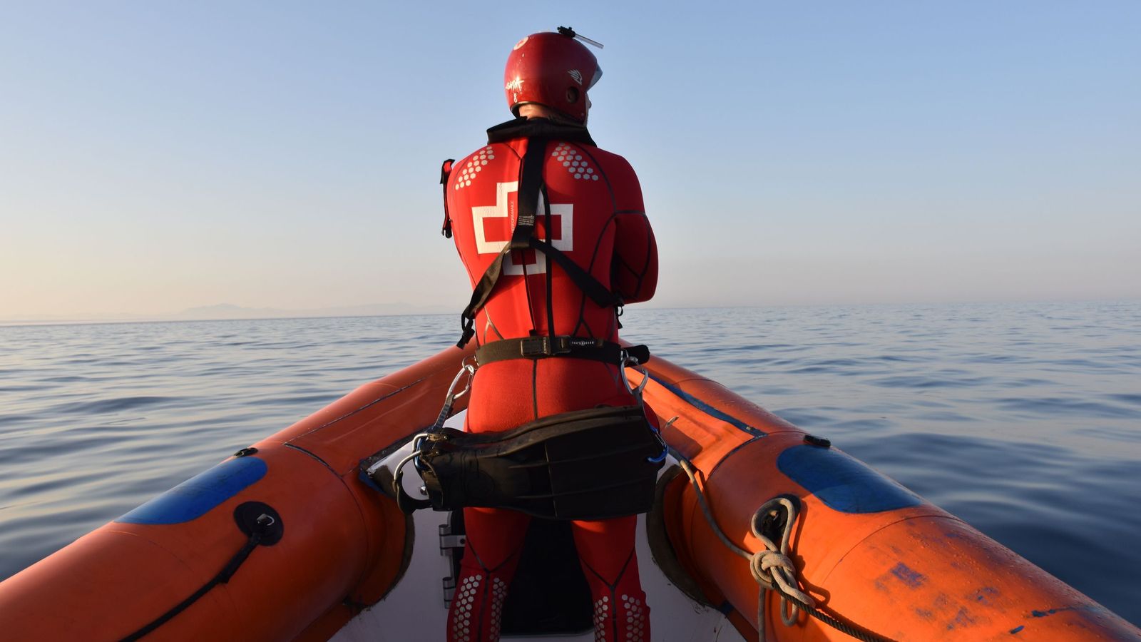 El socorrista José Antonio Carracao observa el horizonte en la tarea de vigilancia del mar, en busca de alguna silueta que pueda tratarse de un ser vivo en peligro