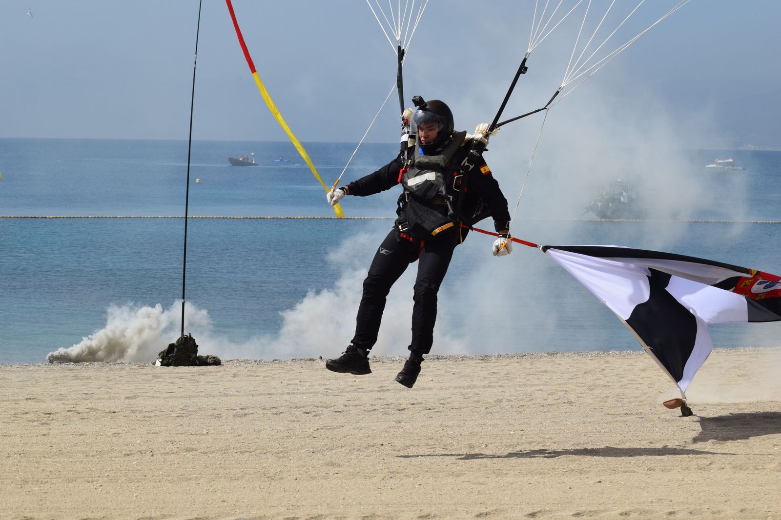 FOTOGALERÍA | Ceuta mira al cielo para celebrar a sus Fuerzas Armadas
