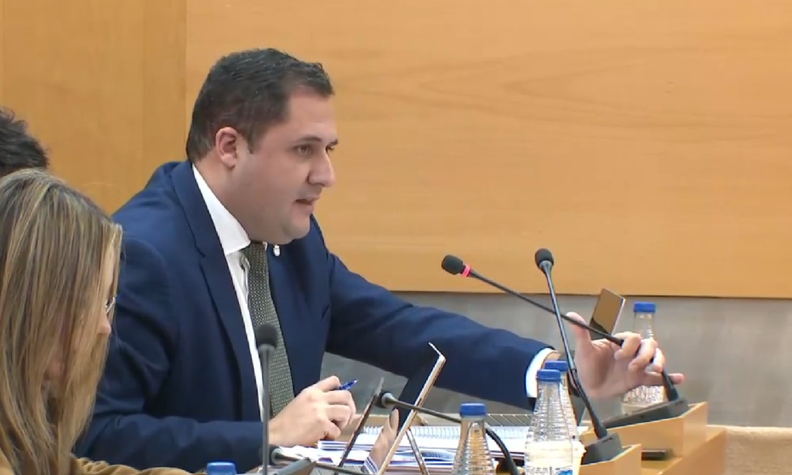 Alejandro Ramírez, consejero de Vivienda, durante la sesión plenaria de este jueves