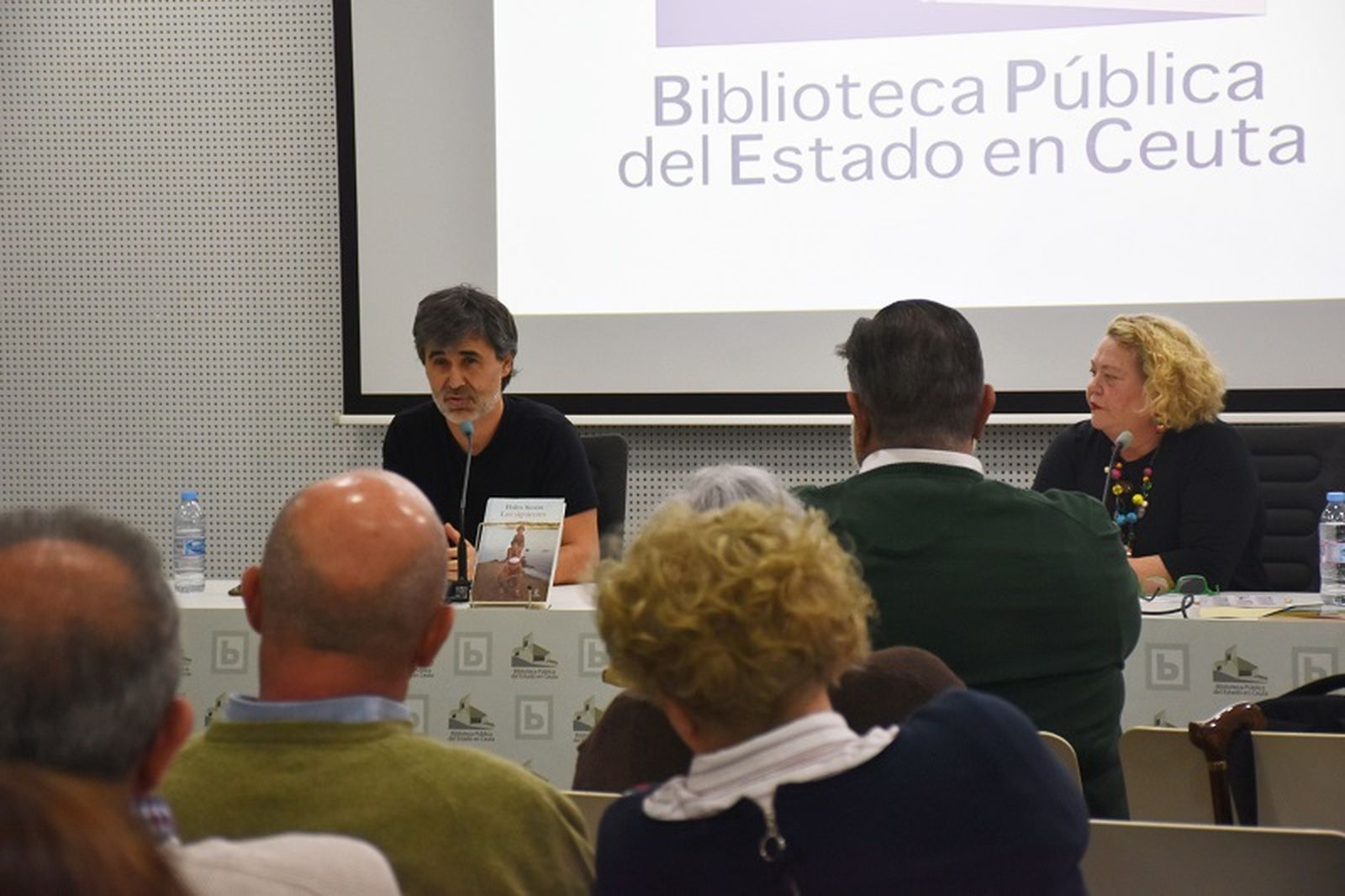 El escritor Pedro Simón junto a la responsable del club de lectura del Morro, Yolanda Carbonell, este jueves en la biblioteca. / FOTO G.S.