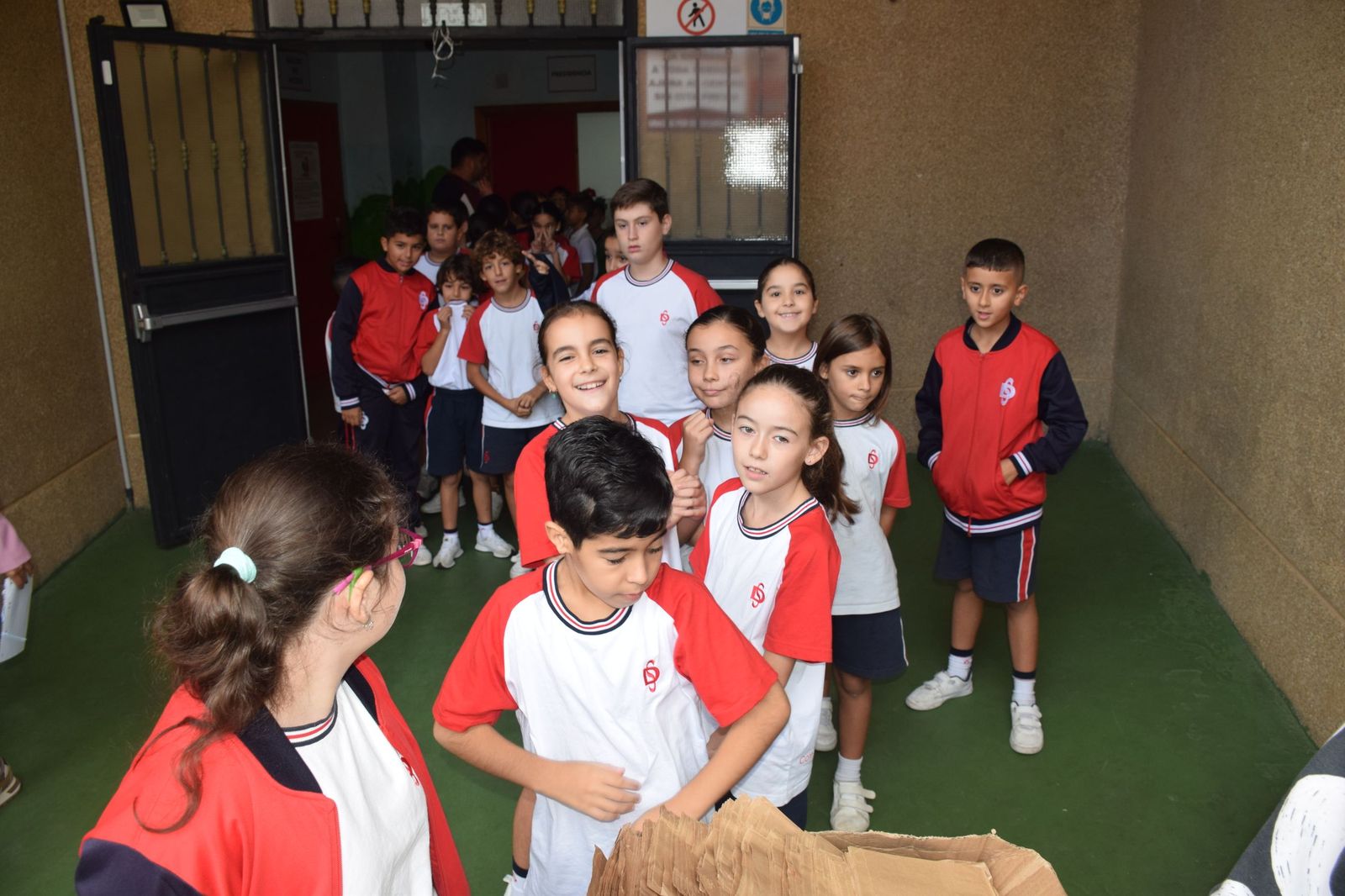 FOTOGALERÍA | El Castañero visita el Colegio San Daniel para 'encender' la tradición de La Mochila