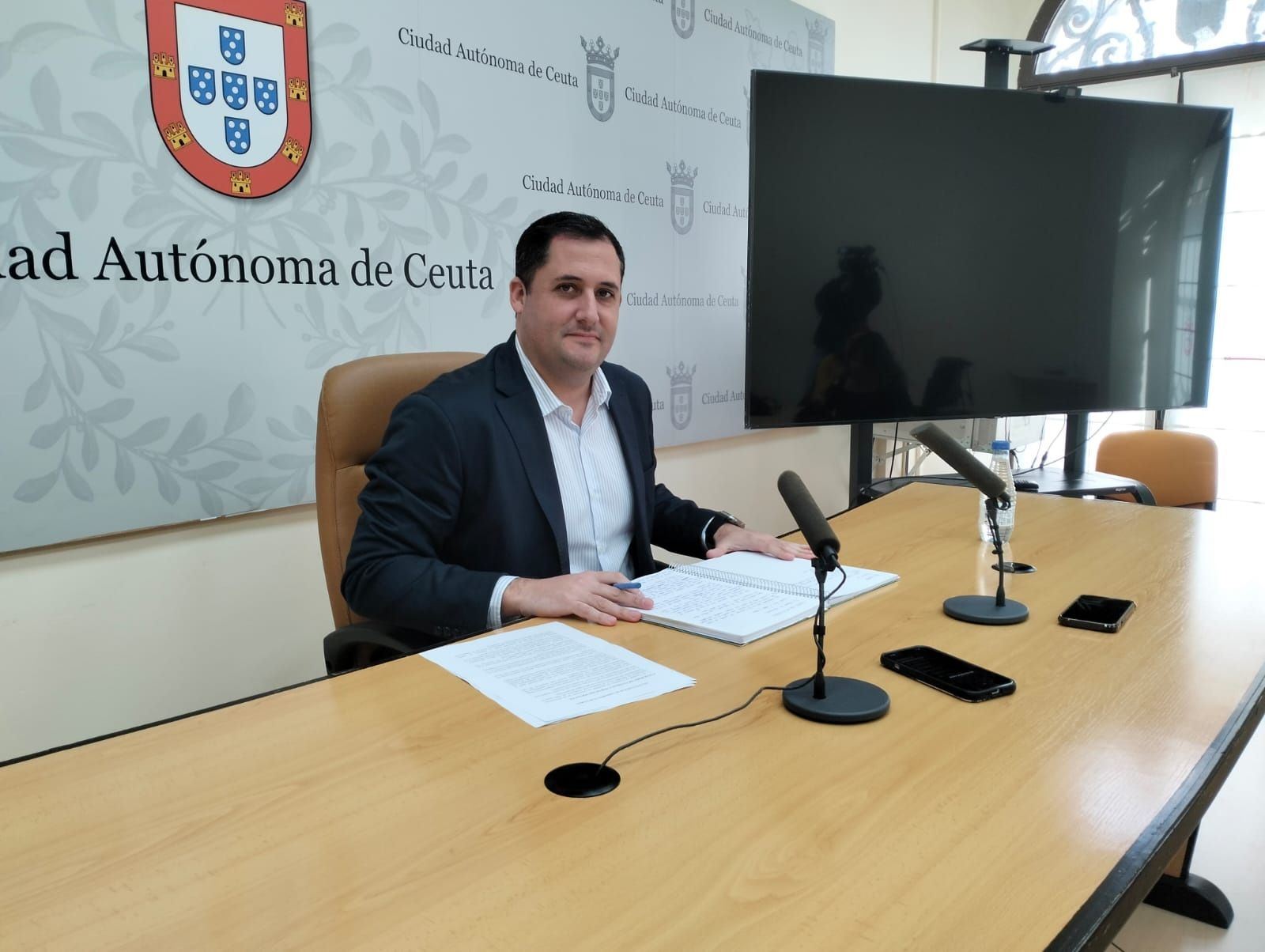 El portavoz y vicepresidente primero del Gobierno local, Alejandro Ramírez, antes del inicio de la rueda de prensa posterior al Consejo de Gobierno