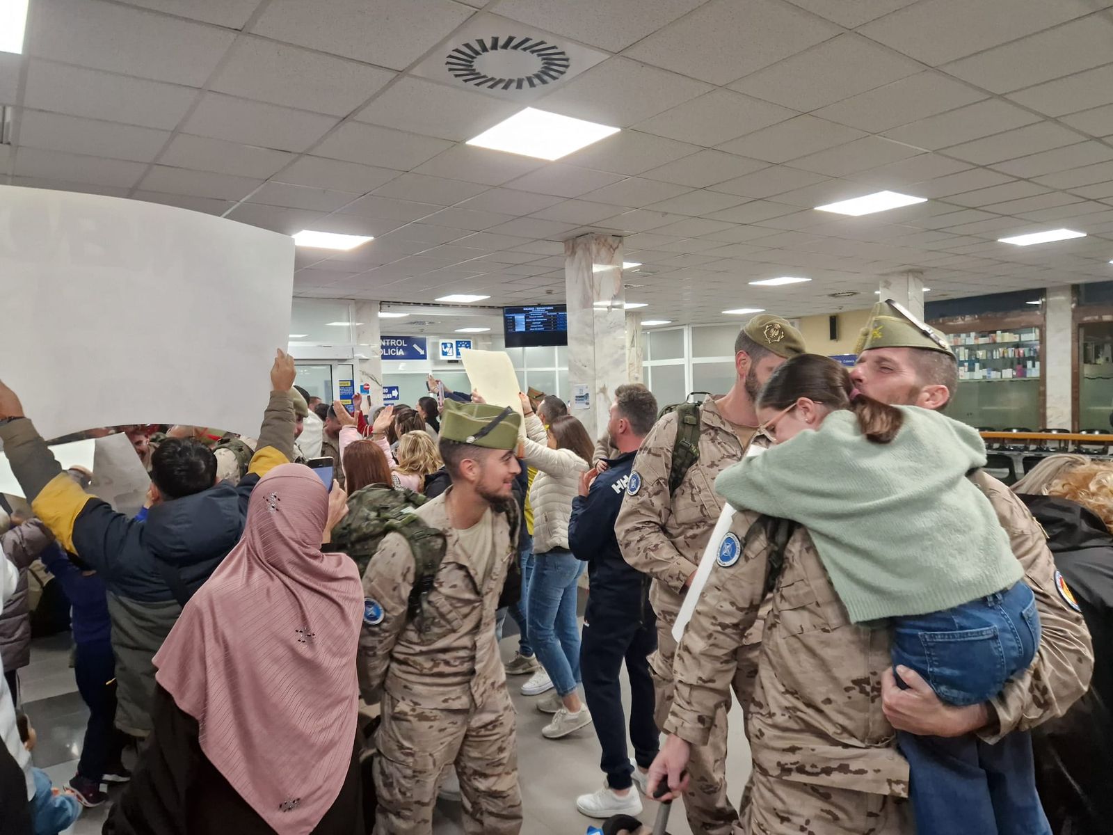 FOTOGALERÍA | De Irak a los brazos de su gente: fotogalería del regreso de la COMGECEU