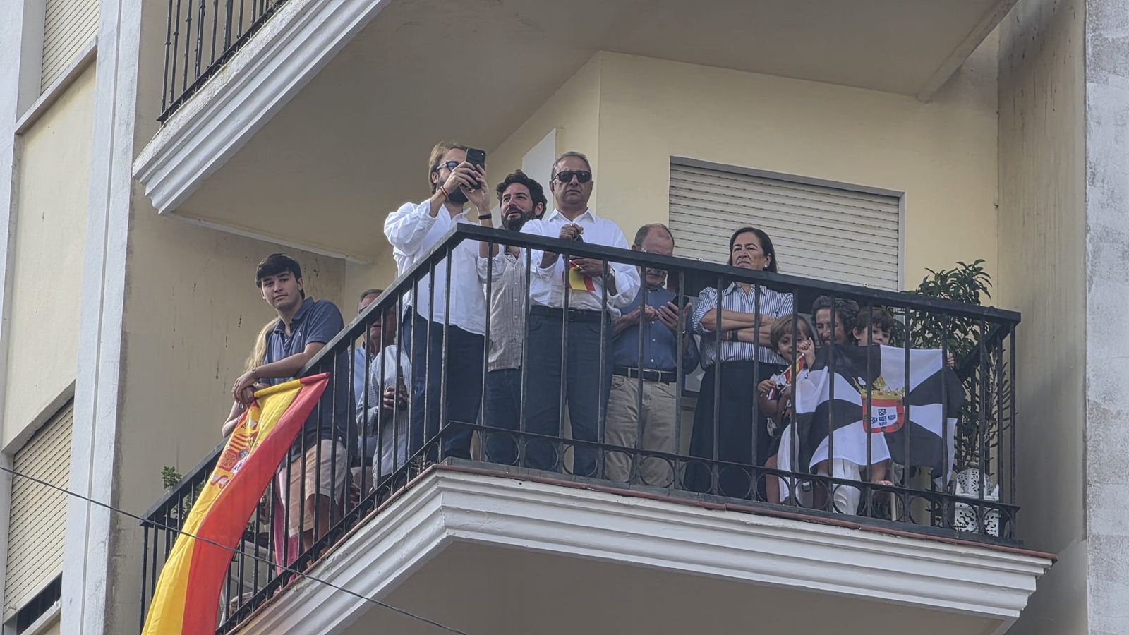 Llegada de los Reyes al Palacio Autonómico saludando a los ceutíes en Gran Vía