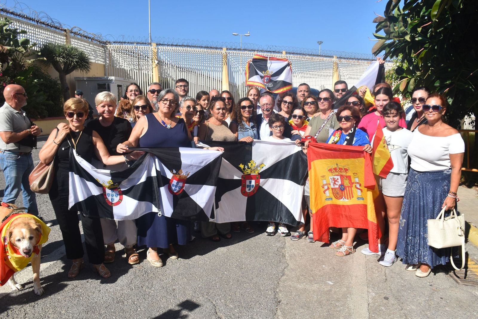 FOTOGALERÍA | Ceutíes reciben a Vivas a su regreso de Madrid