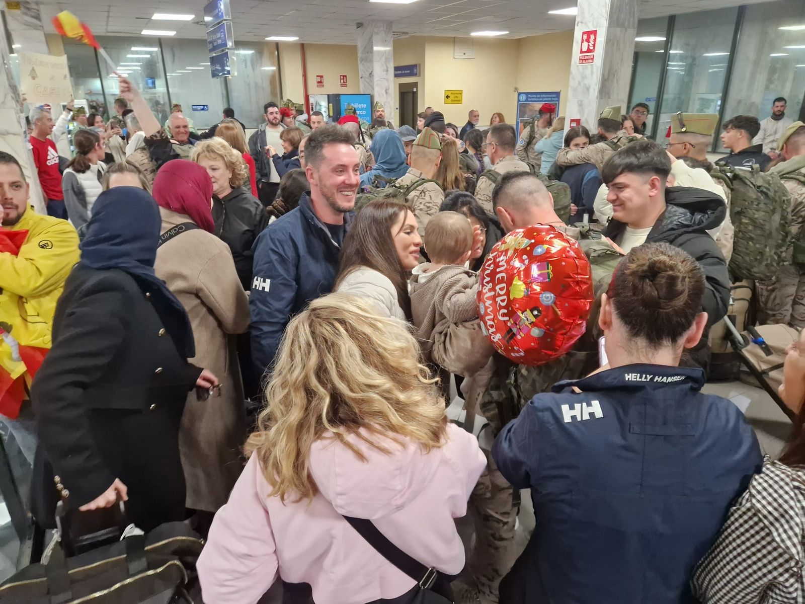 FOTOGALERÍA | De Irak a los brazos de su gente: fotogalería del regreso de la COMGECEU