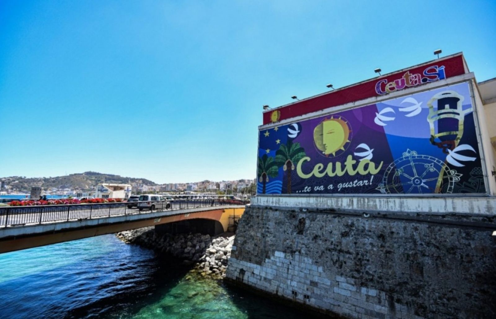Cartel invitando al turismo en Ceuta. / FOTO EL PUEBLO
