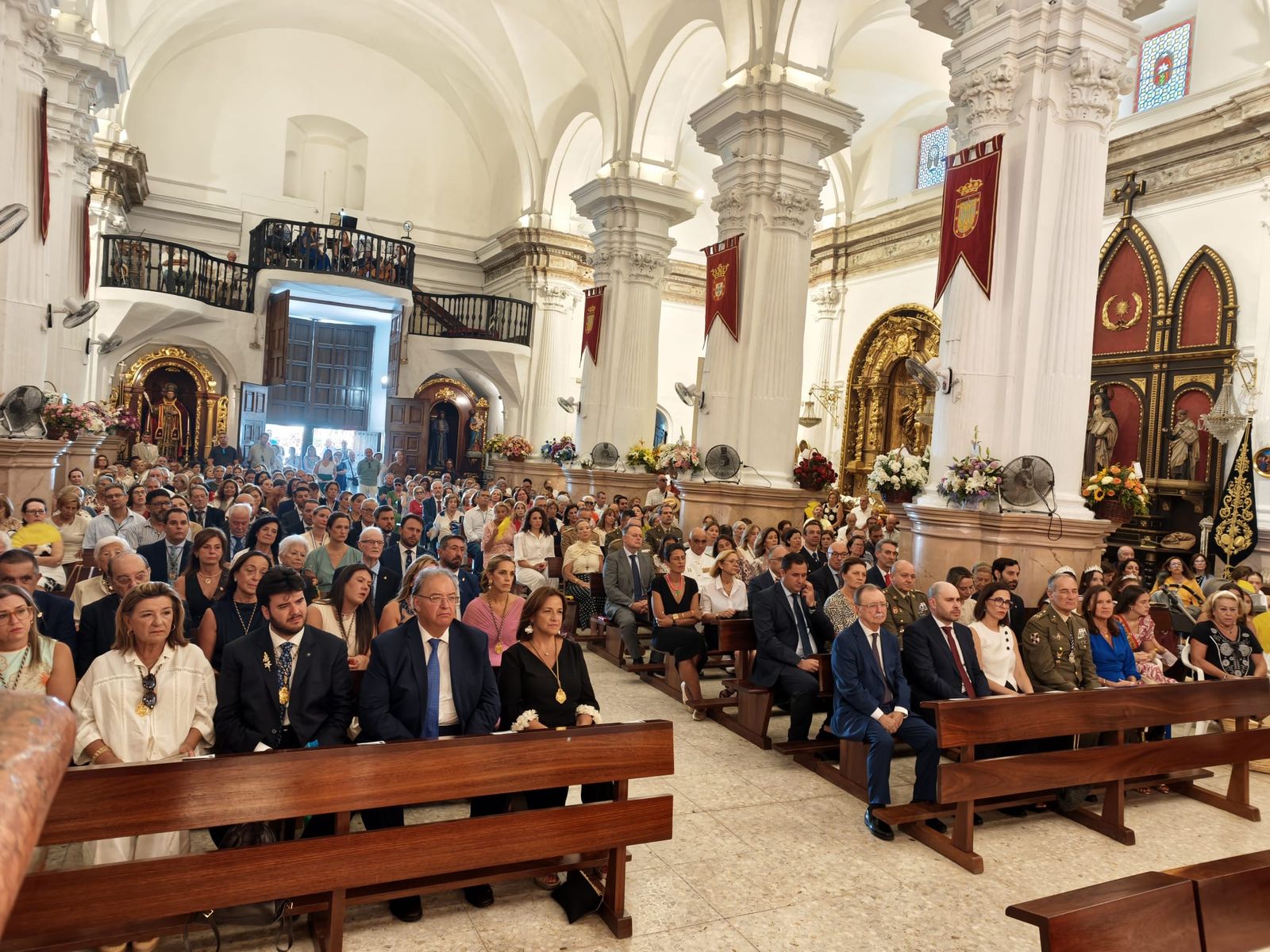 La Virgen de África emociona a Ceuta en una procesión para la historia