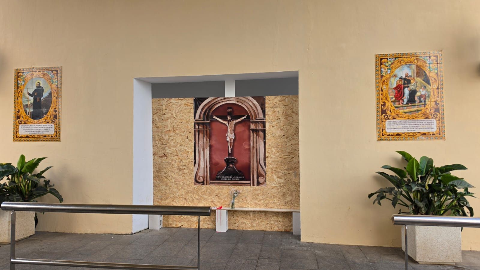 Cerramiento de la capilla del ‘Cristo del Puente’ por las obras del Baluarte de los Mallorquines