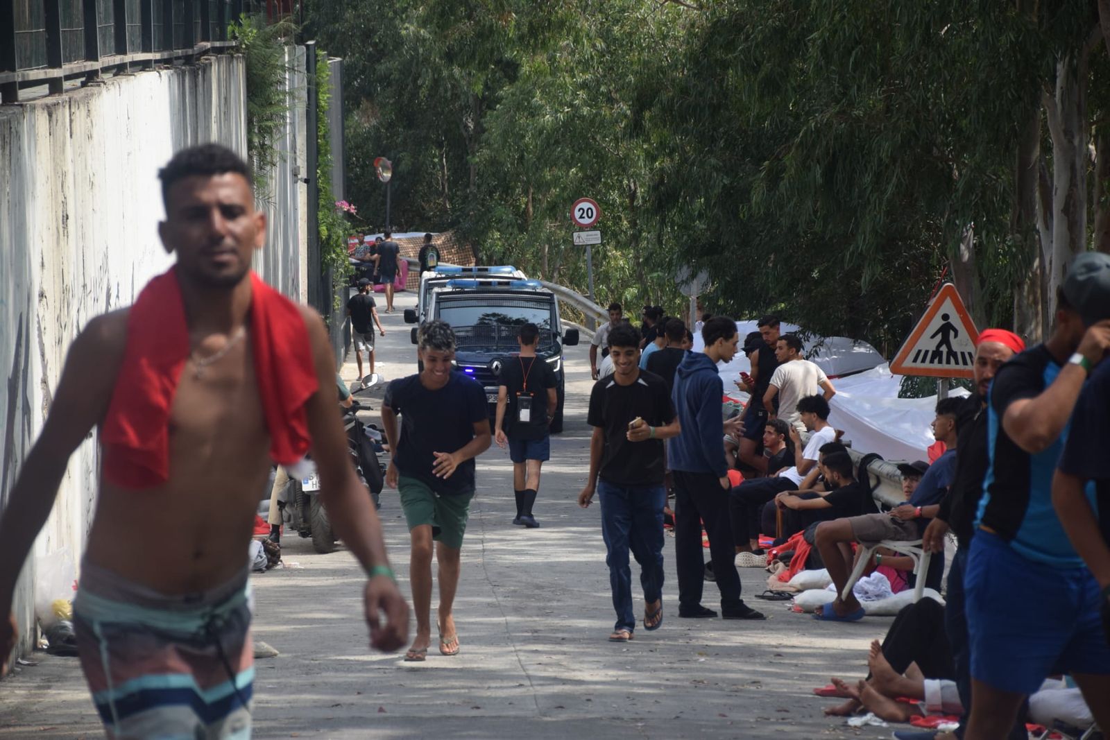 Migrantes magrebíes a las puertas del CETI este martes