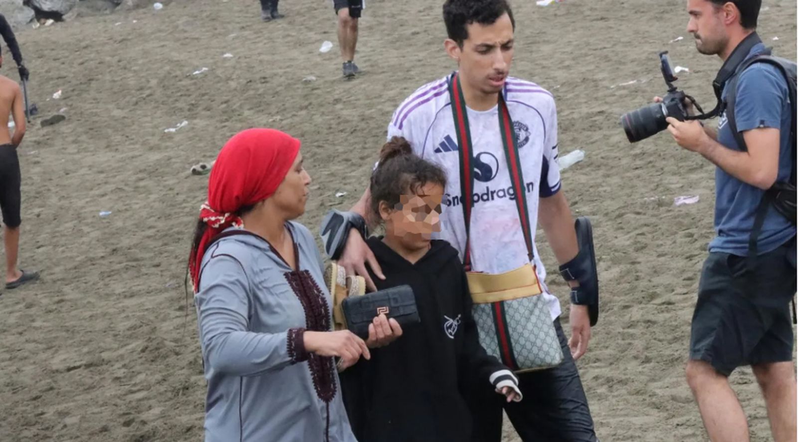 Imagen de una niña llegada a Ceuta esta semana durante la entrada masiva.