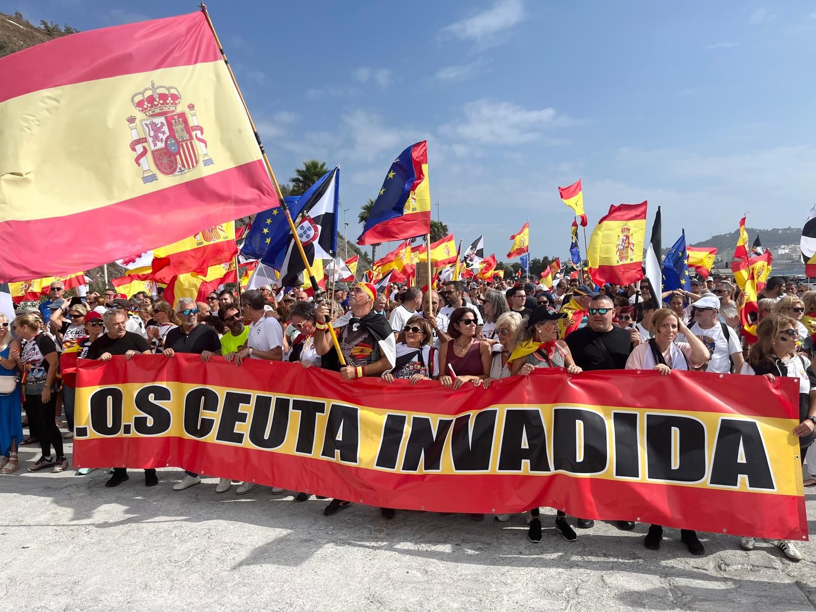 Cientos de ceutíes marchan hacia el Tarajal en defensa de la frontera de Ceuta