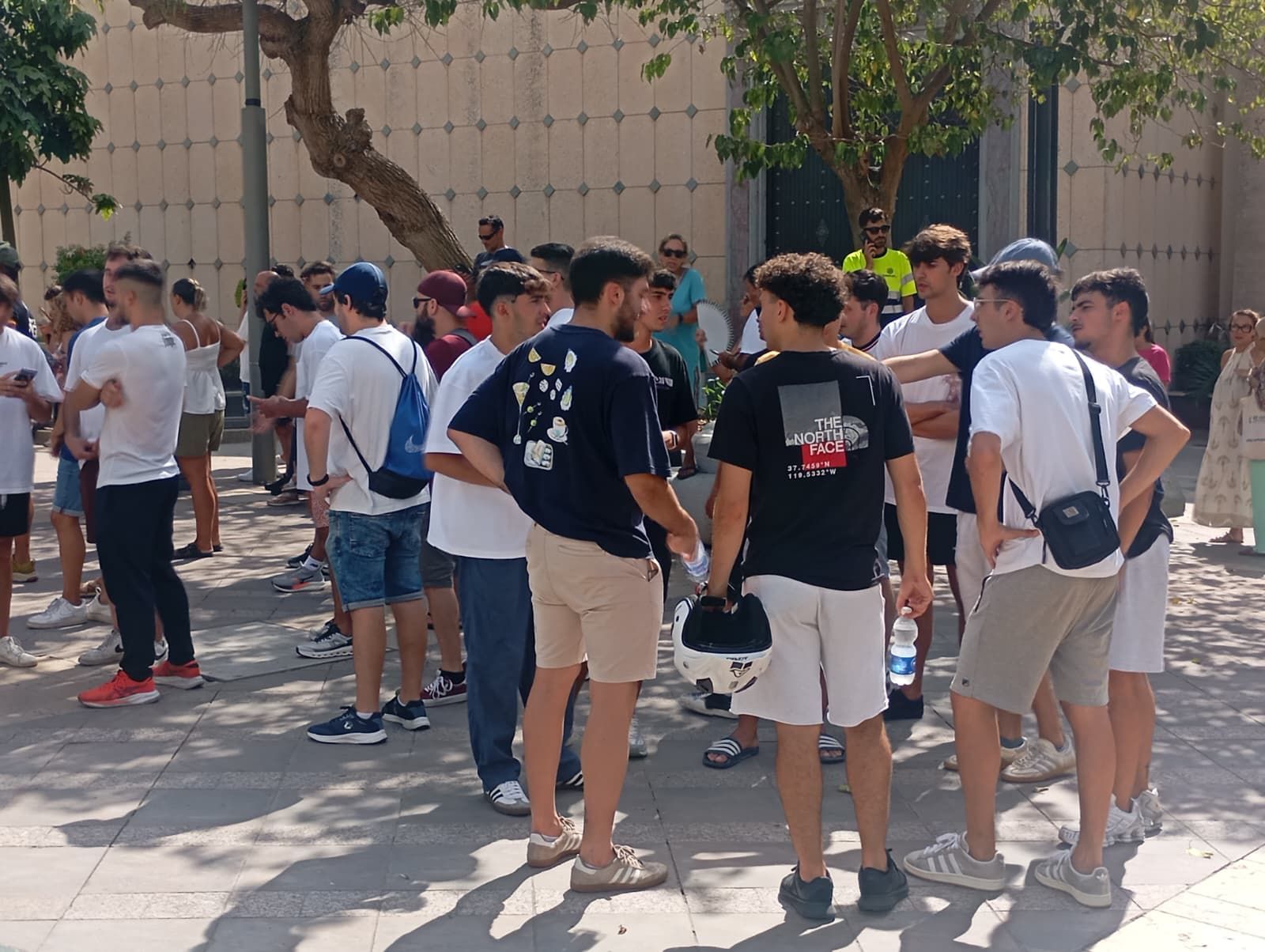 Los ceutíes se concentran frente a Delegación contra la falta de respuesta ante la “invasión”