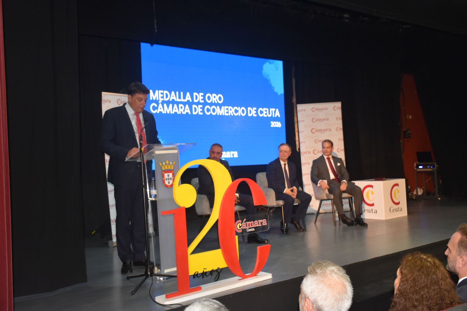 Luhay Hamido recibe la Medalla de Oro de la Cámara por su compromiso con el deporte ceutí