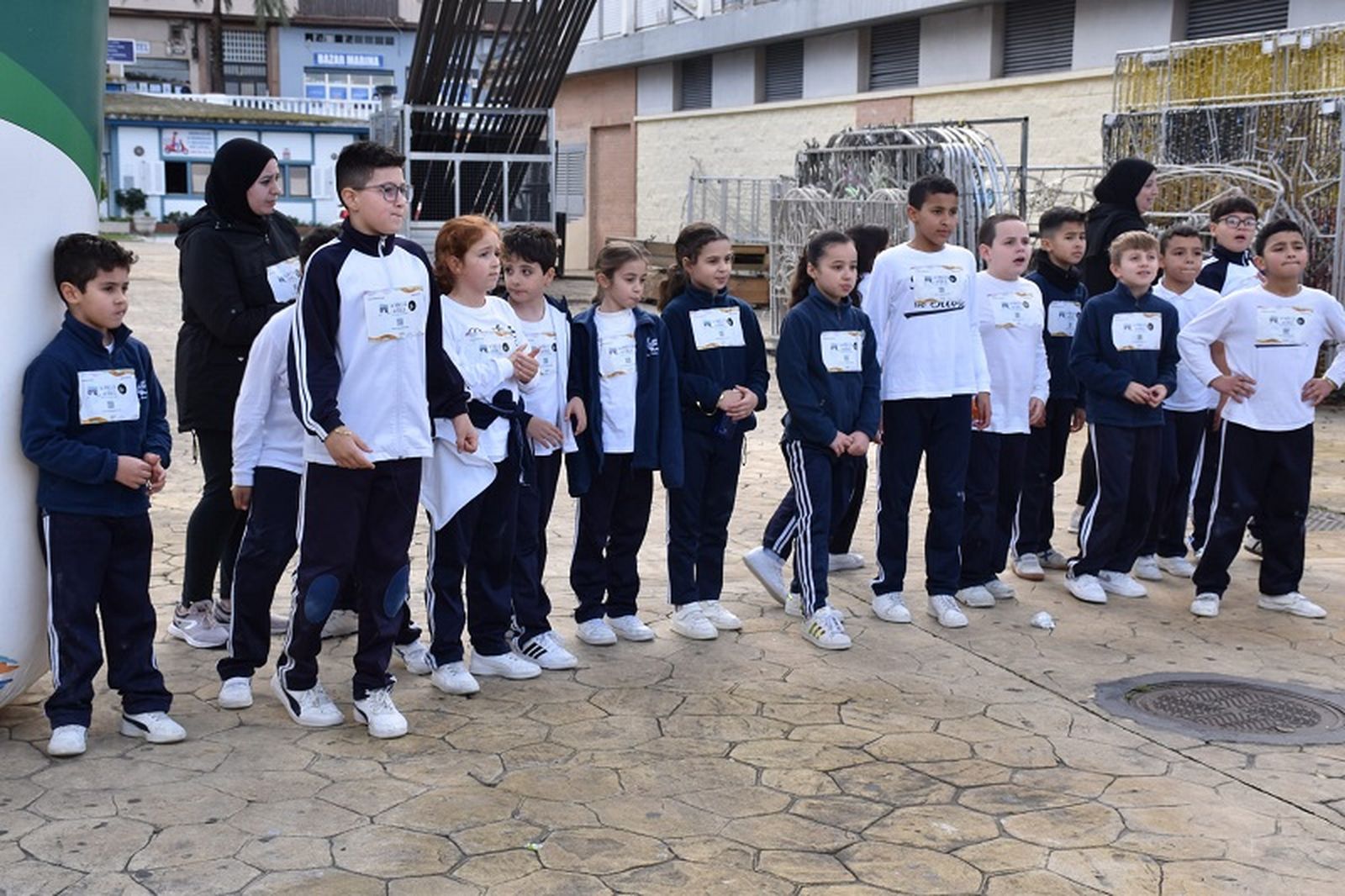Varios alumnos preparados en la línea de salida antes de iniciar su carrera solidaria. / FOTO NICOL´S