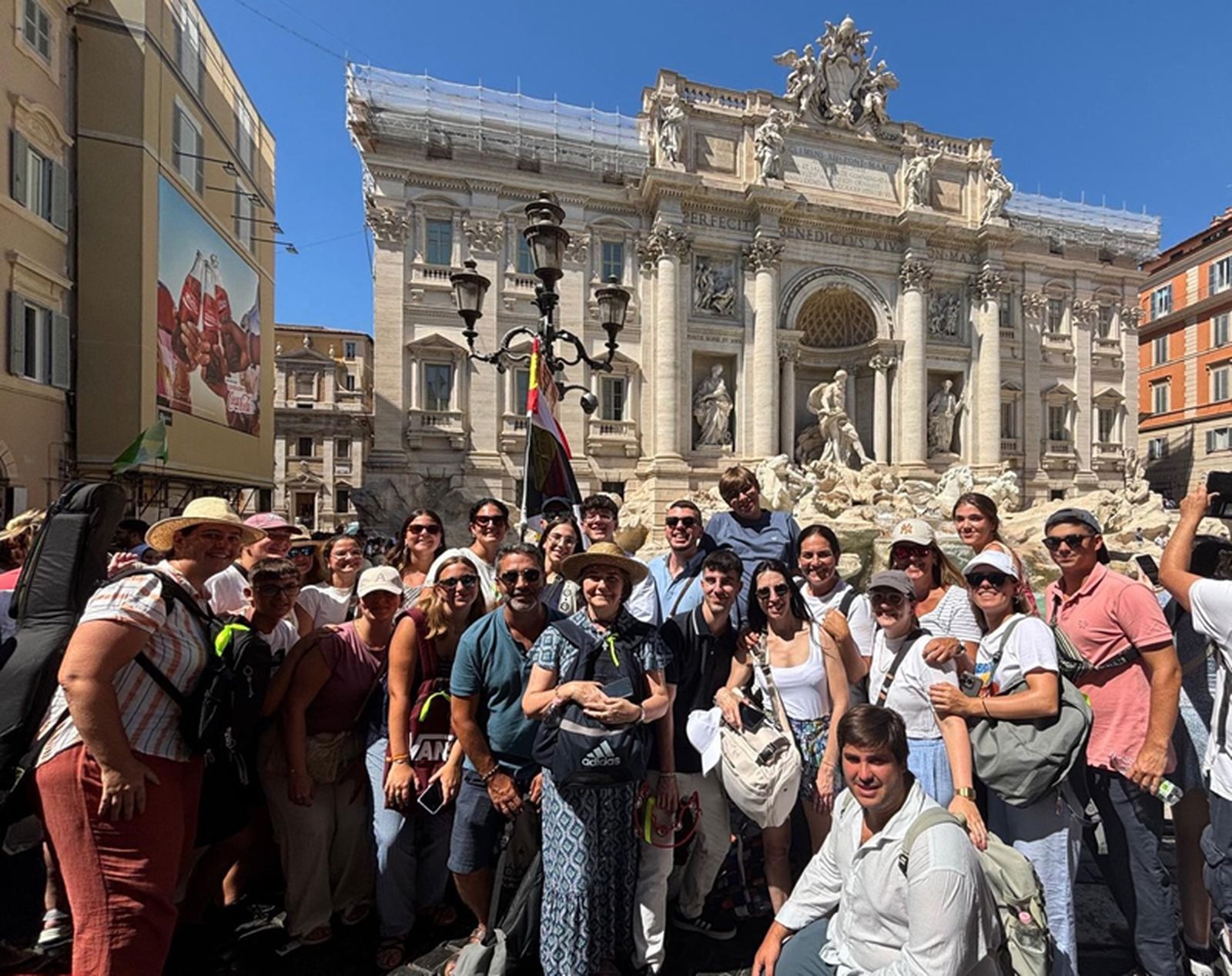 Posan en la Fontana di Trevi. / FOTO CEDIDA