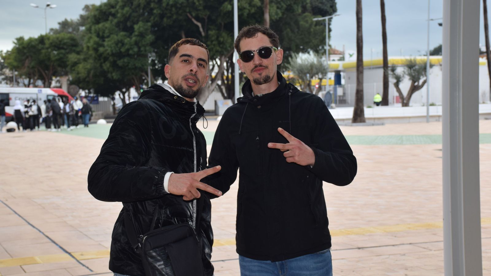 Residentes del CETI posan en la Estación Marítima, desde donde tomaron un barco hacia Algeciras